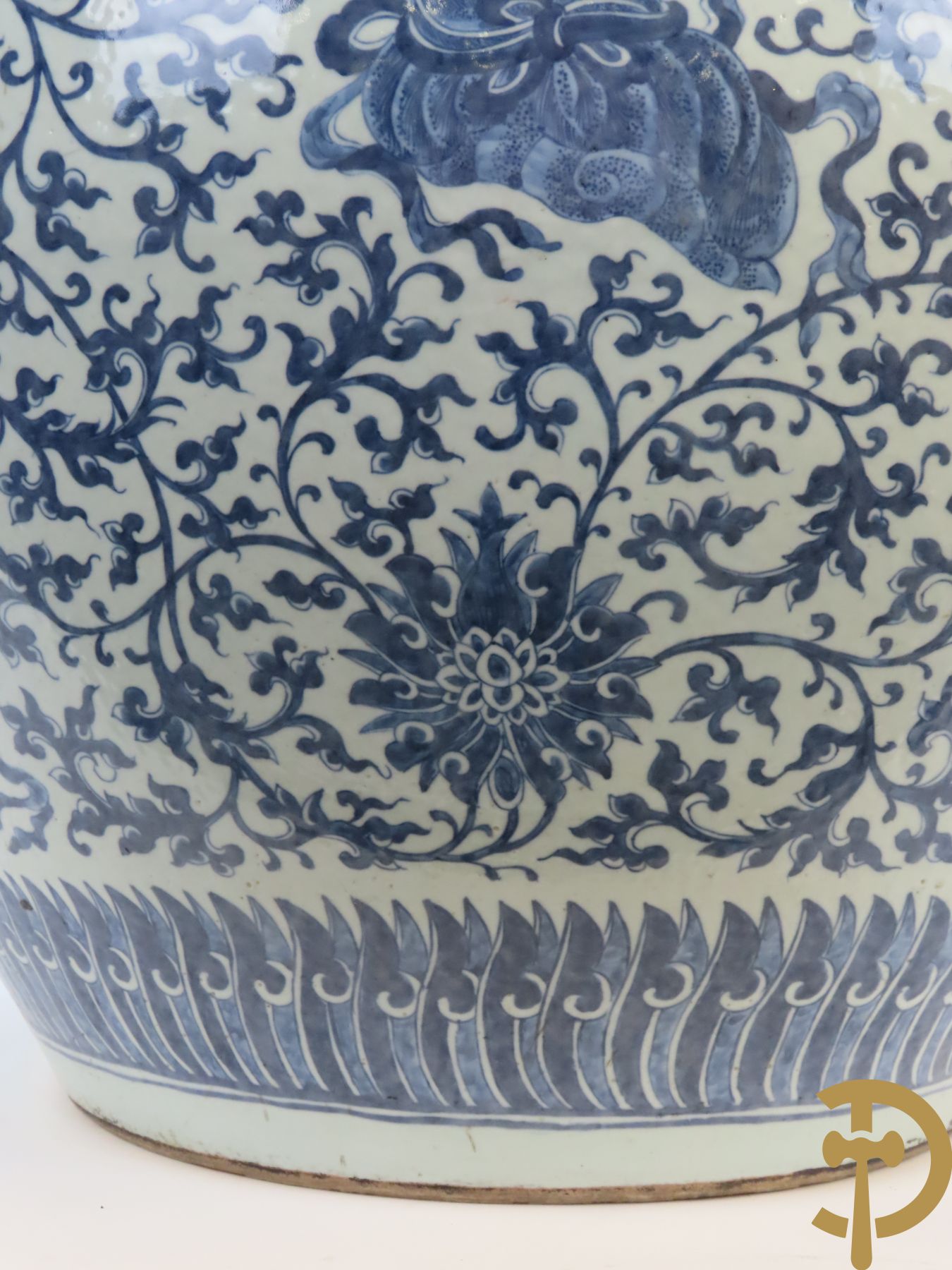 Chinese porseleinen blauw - witte viskom of grote cachepot met lotusslingers, Qian Long 19e