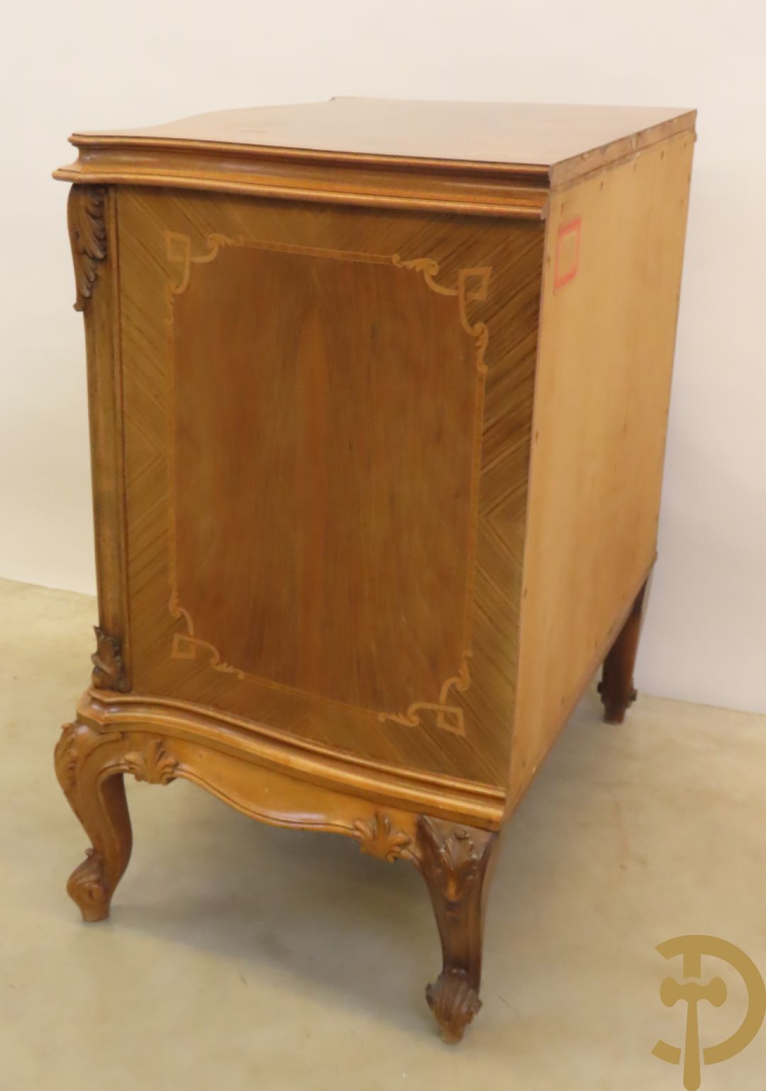 Notelaren vierladen commode met accanthusranken op voluutvormige poten