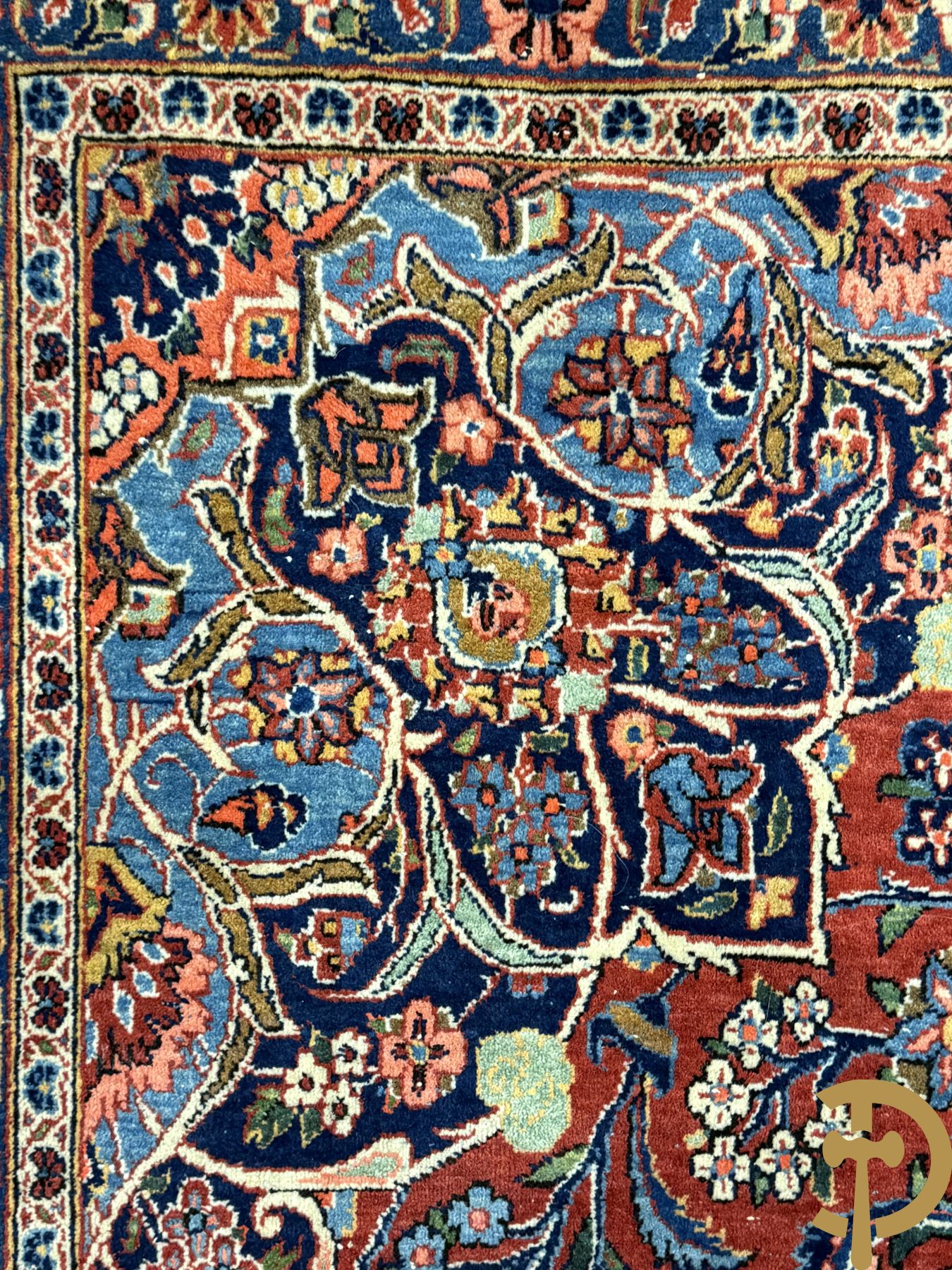 Oosters handgeknoopt tapijt met bloemenmotieven op rode fond