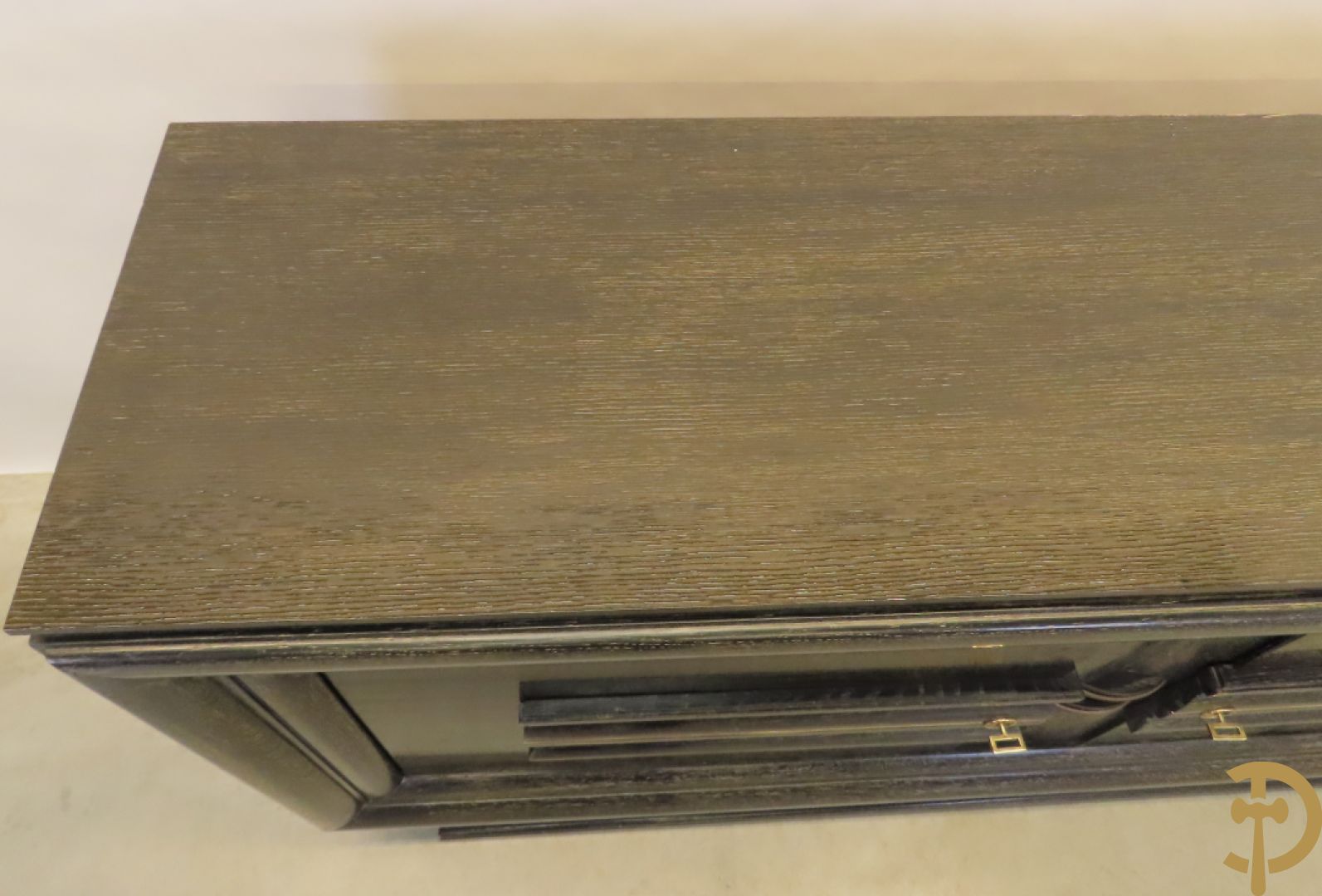 Art deco dressoir met 2 deuren en koperen baguette op sokkel