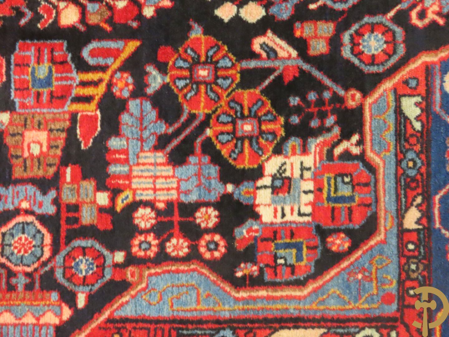 Handgeknoopt oosters tapijt met decor van bloemen in amfoor