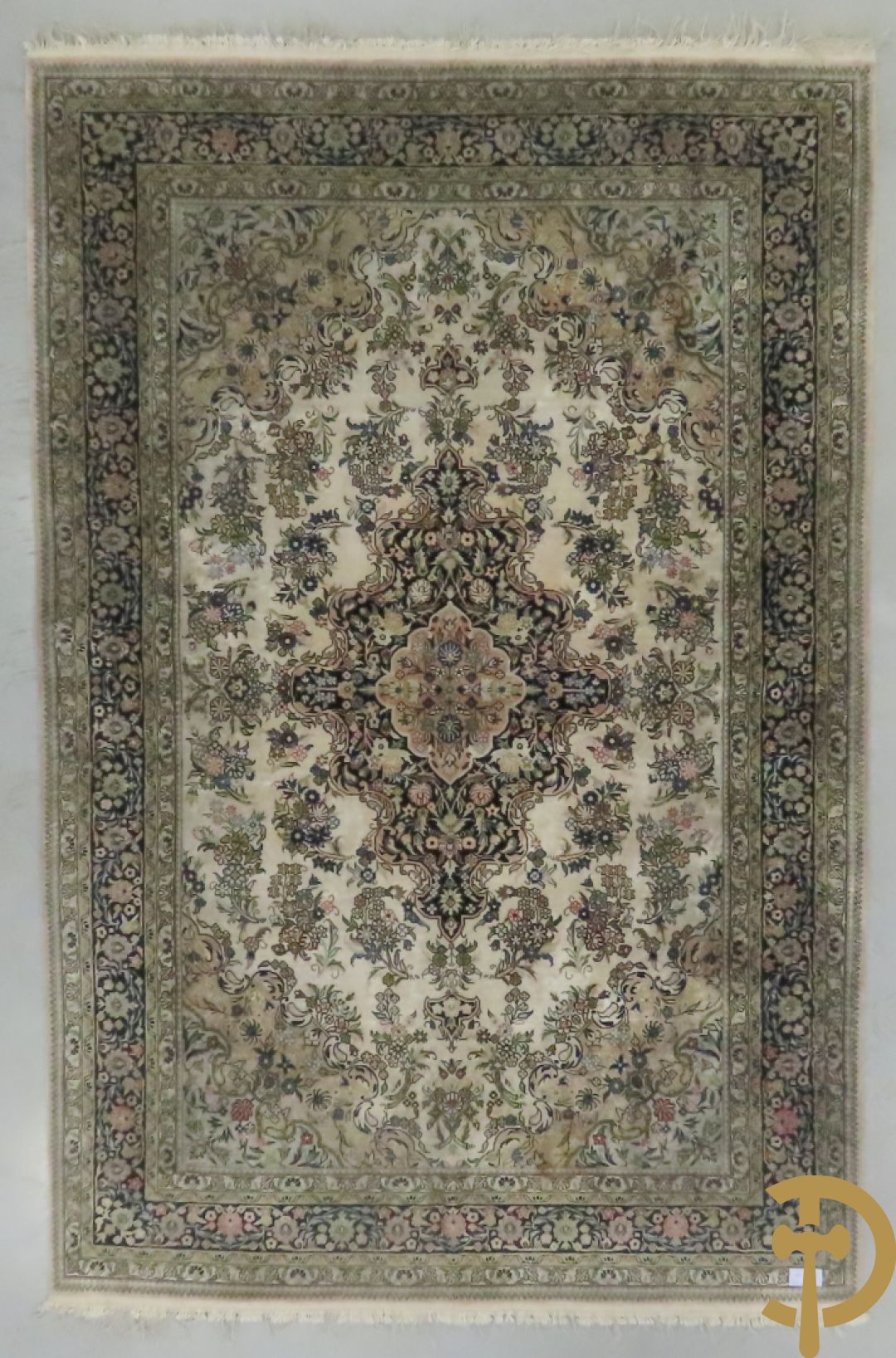 Oosters handgeknoopt tapijt met centraal medaillon, zijde op katoen