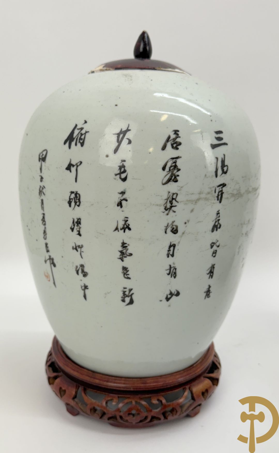 Twee Chinese porseleinen dekselpotiches met dieren- en bloemendecor