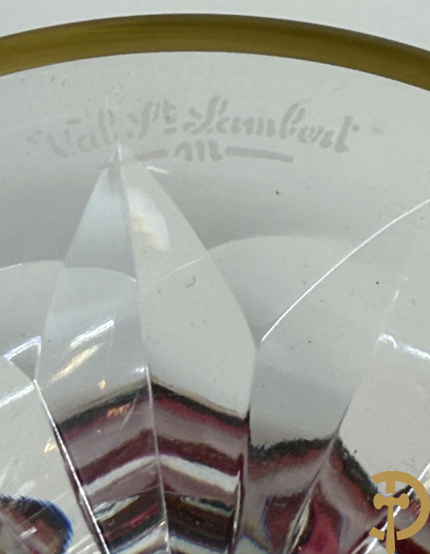 Acht rode handgeslepen Val-Saint-Lambert glazen met verguld decor van accanthusranken en druivenranken