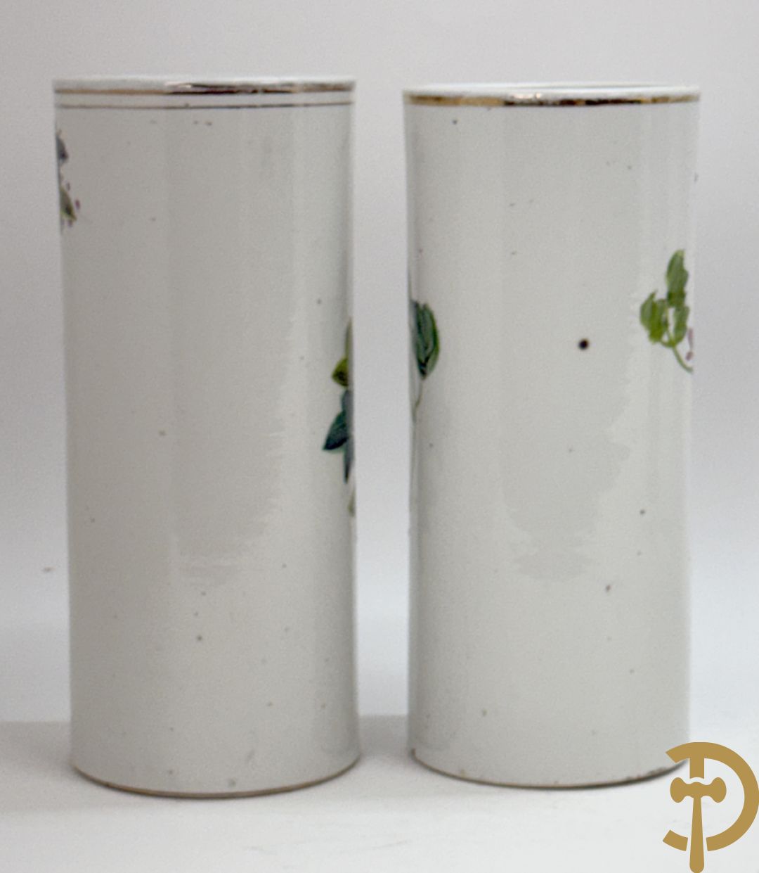 Twee rolvazen met bloemen- en vogeldecor + dekselpotiche met vogeldecor + Chinese vaas met decor van dames en kinderen