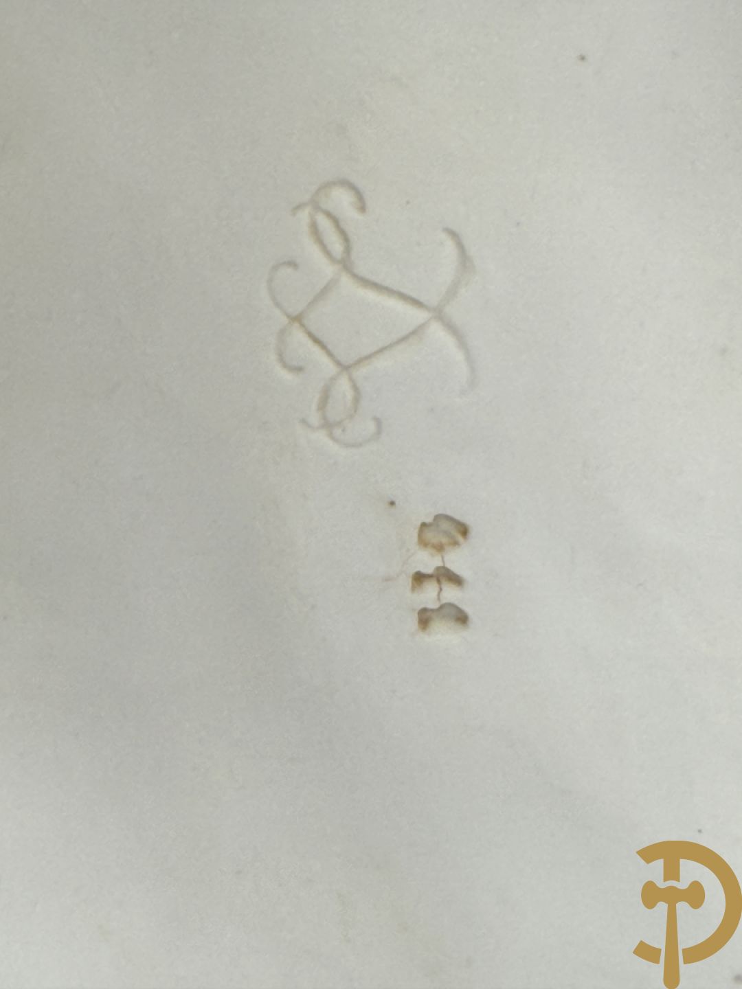 Porseleinen sierbeeld met 4 naakte dames en cupido bezet met bloemenkransen, Sèvres gemerkt