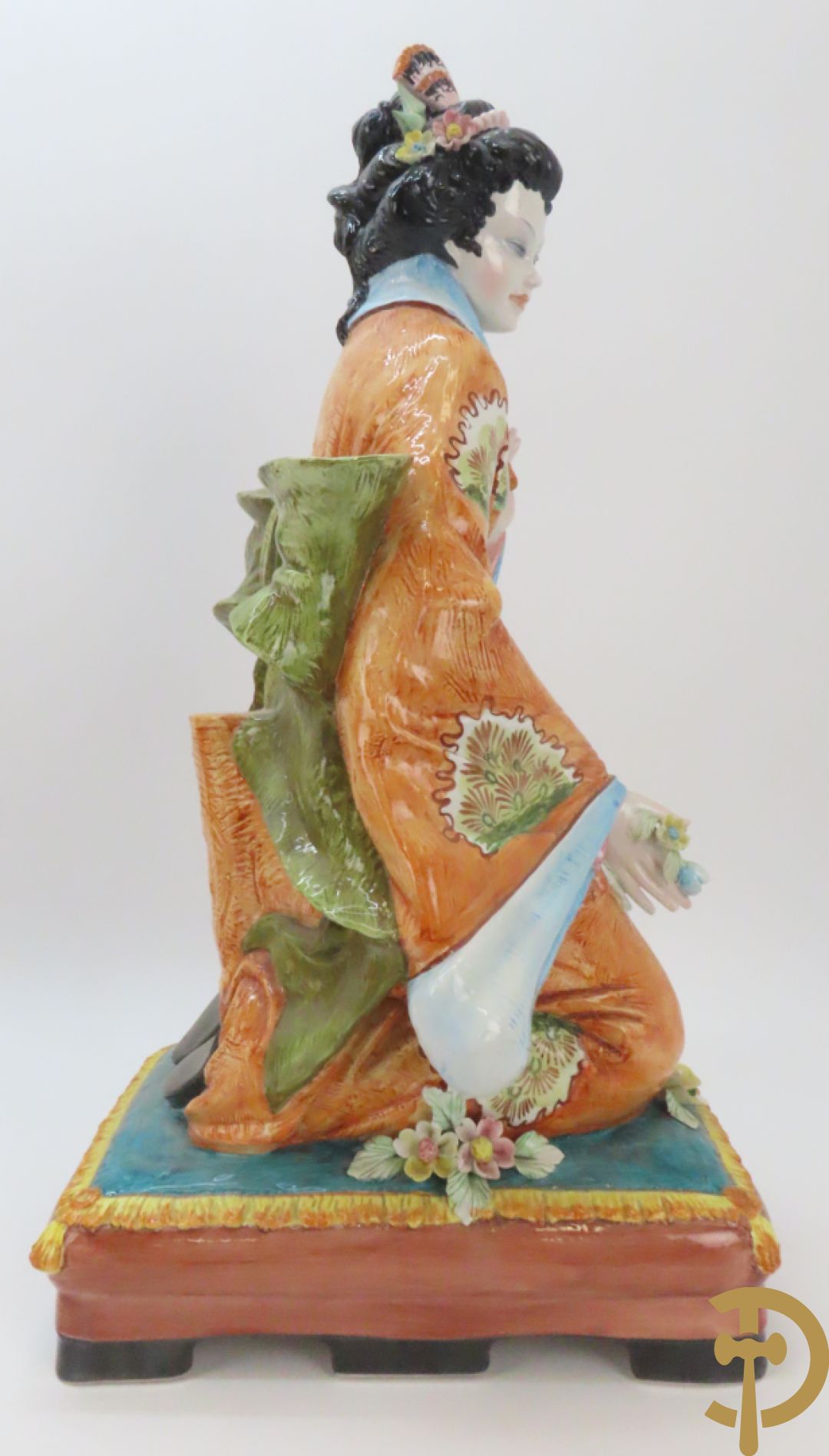 Twee Italiaanse beelden van oosterse dame met bloemen, getekend achteraan Polouioto en oosterse man met snaarinstrument in meerkleurige faience