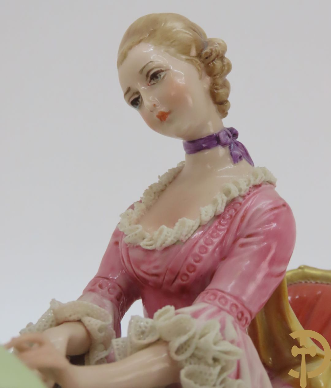 Drie porseleinen sierstukken 