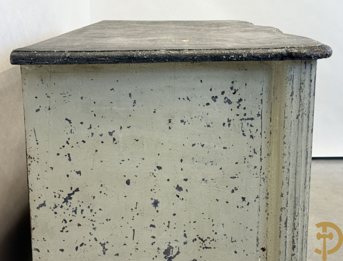 Gepatineerde 3 laden commode met bronzen trekkers en sleutelplaten