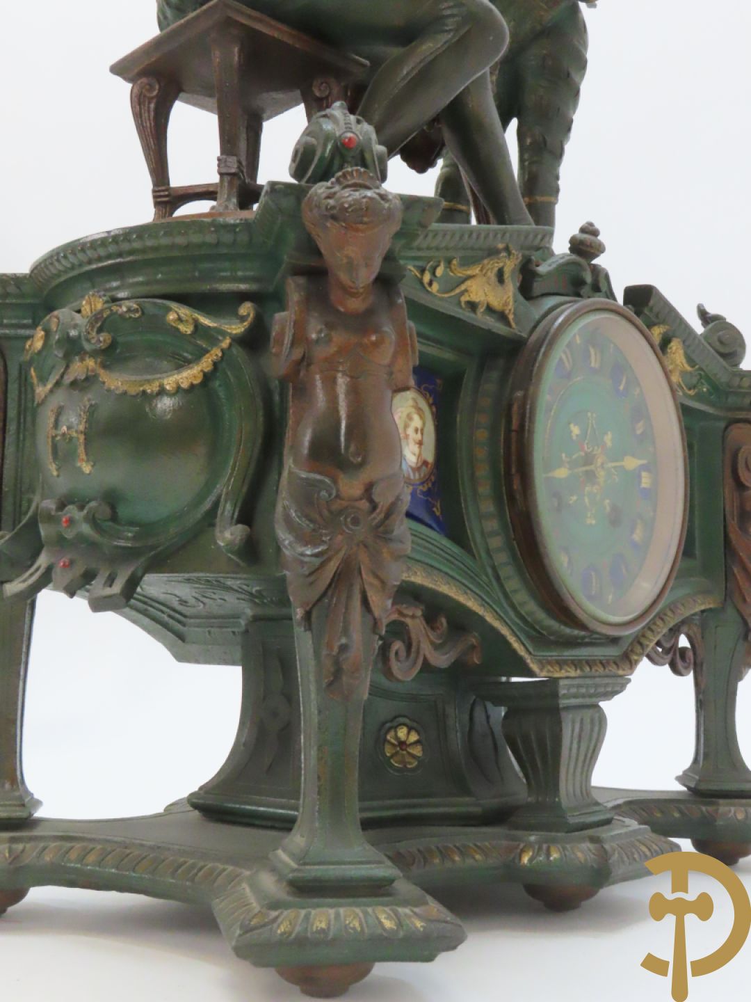 Driedelige kunstbronzen garnituur bestaande uit pendule met paar schakende edelheren, bezet met kariatiden - geflankeerd door paar driearmige kandelaars gehouden door 2 edelheren