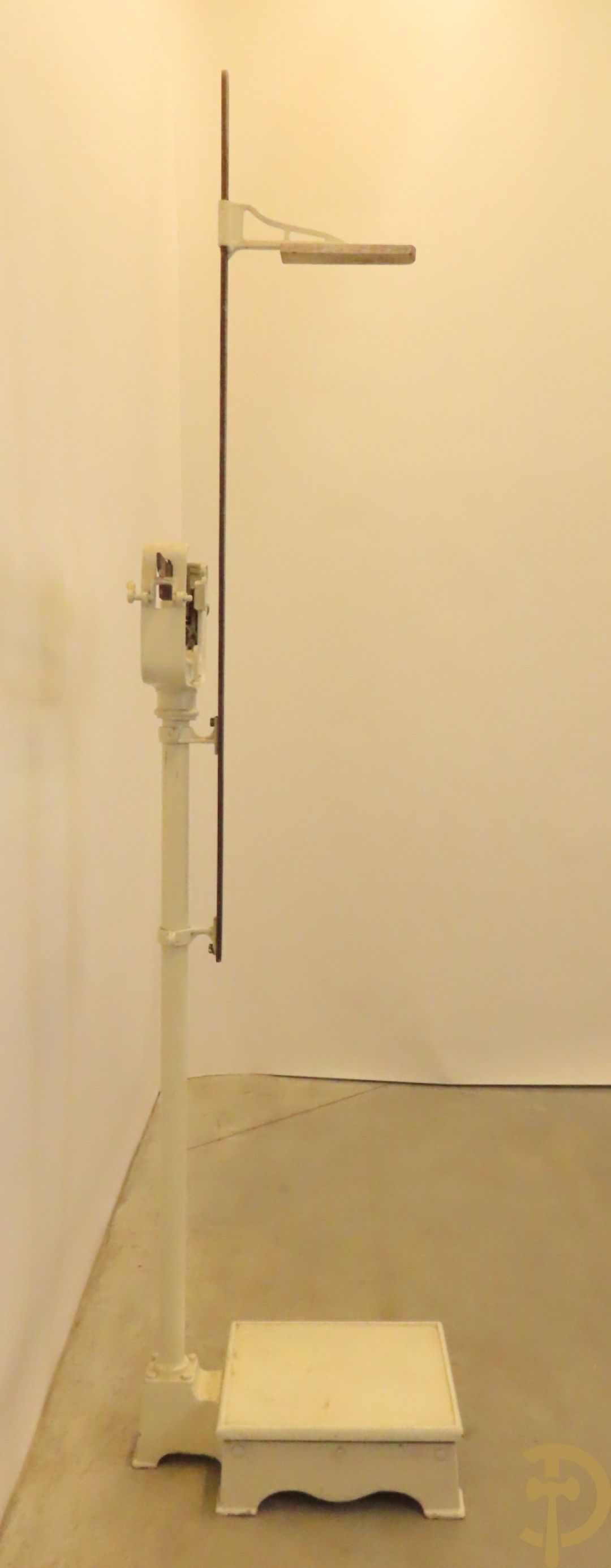 Oude metalen doktersweegschaal met meetlat