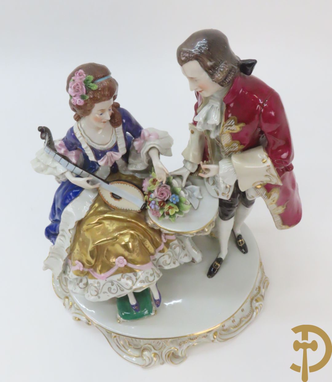 Porseleinen groep met zittende dame bij mandoline en heer met boeket bloemen, achteraan gemerkt Sax
