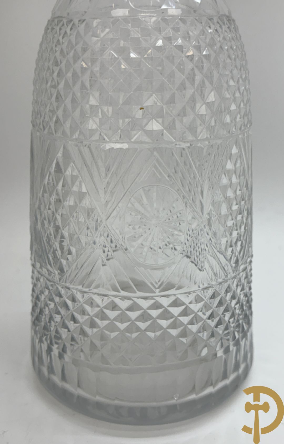 Paar diamantgeslepen karaffen + 5 andere karaffen