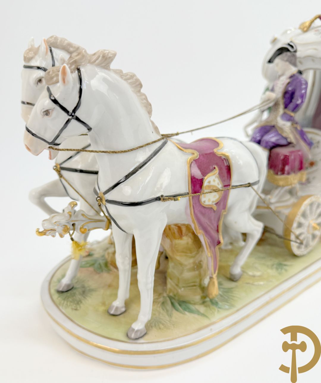 Porseleinen meerkleurige groep met koets, edeldame, lakei, ruiter en 2 paarden