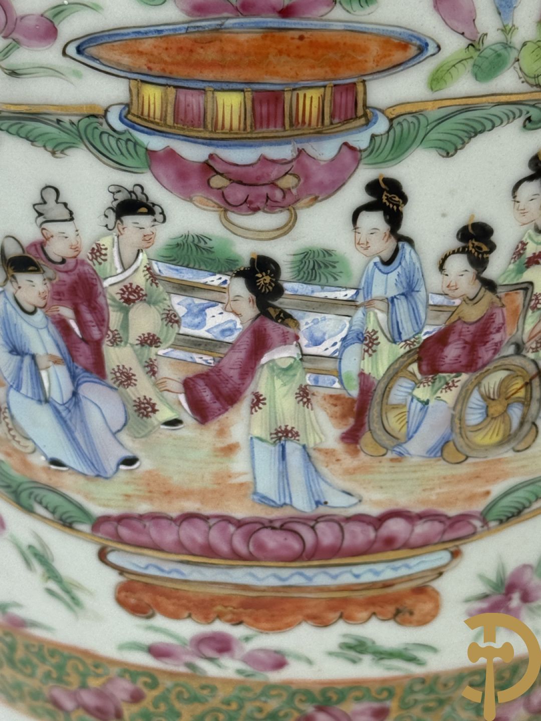 Chinese porseleinen Kanton vaas met geanimeerde hoftaferelen, natuurmotieven, fauna en floradecor