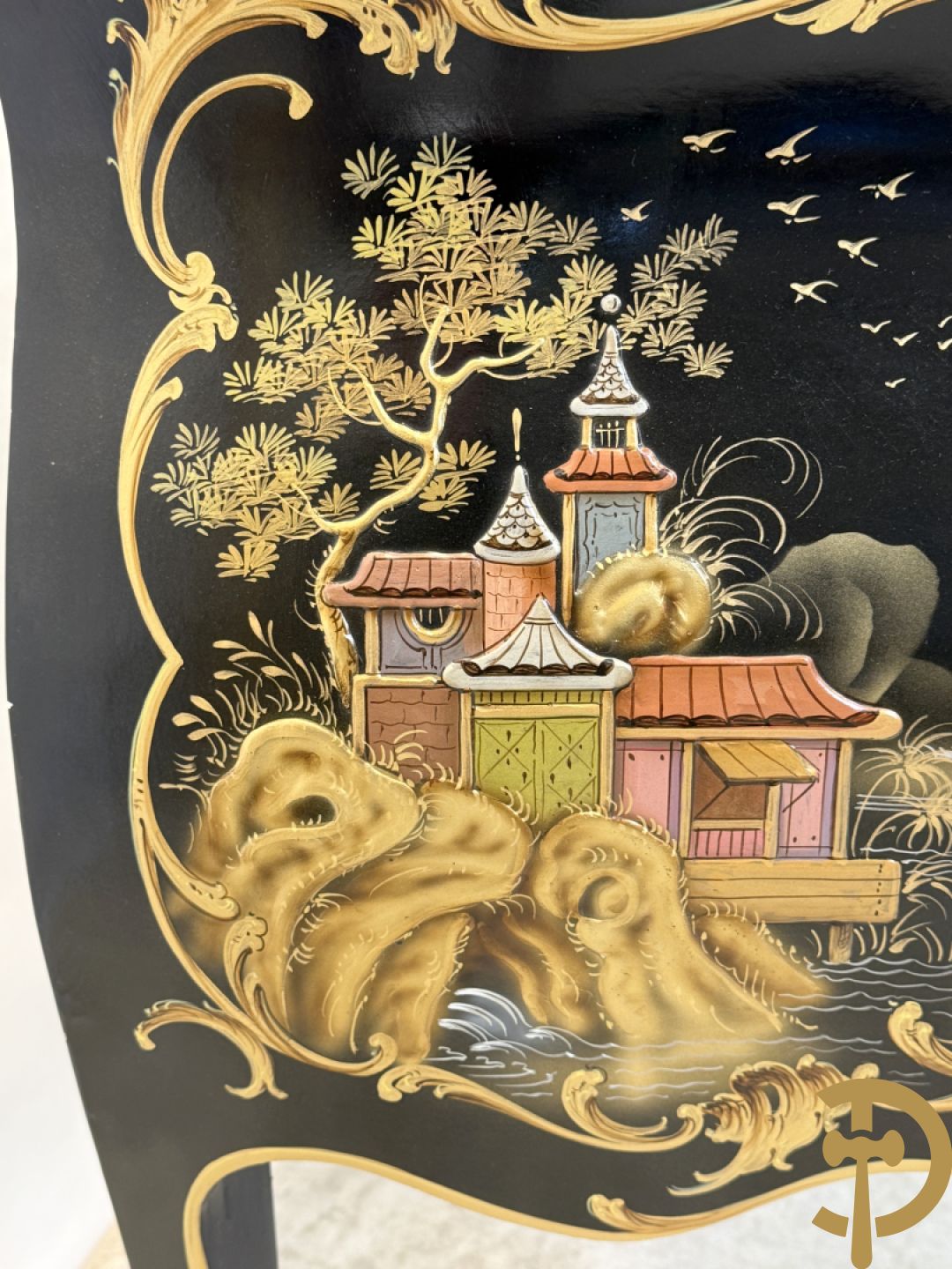 Zwartgelakte gebuikte tweeladencommode met Chinoiserie decor en marmeren blad