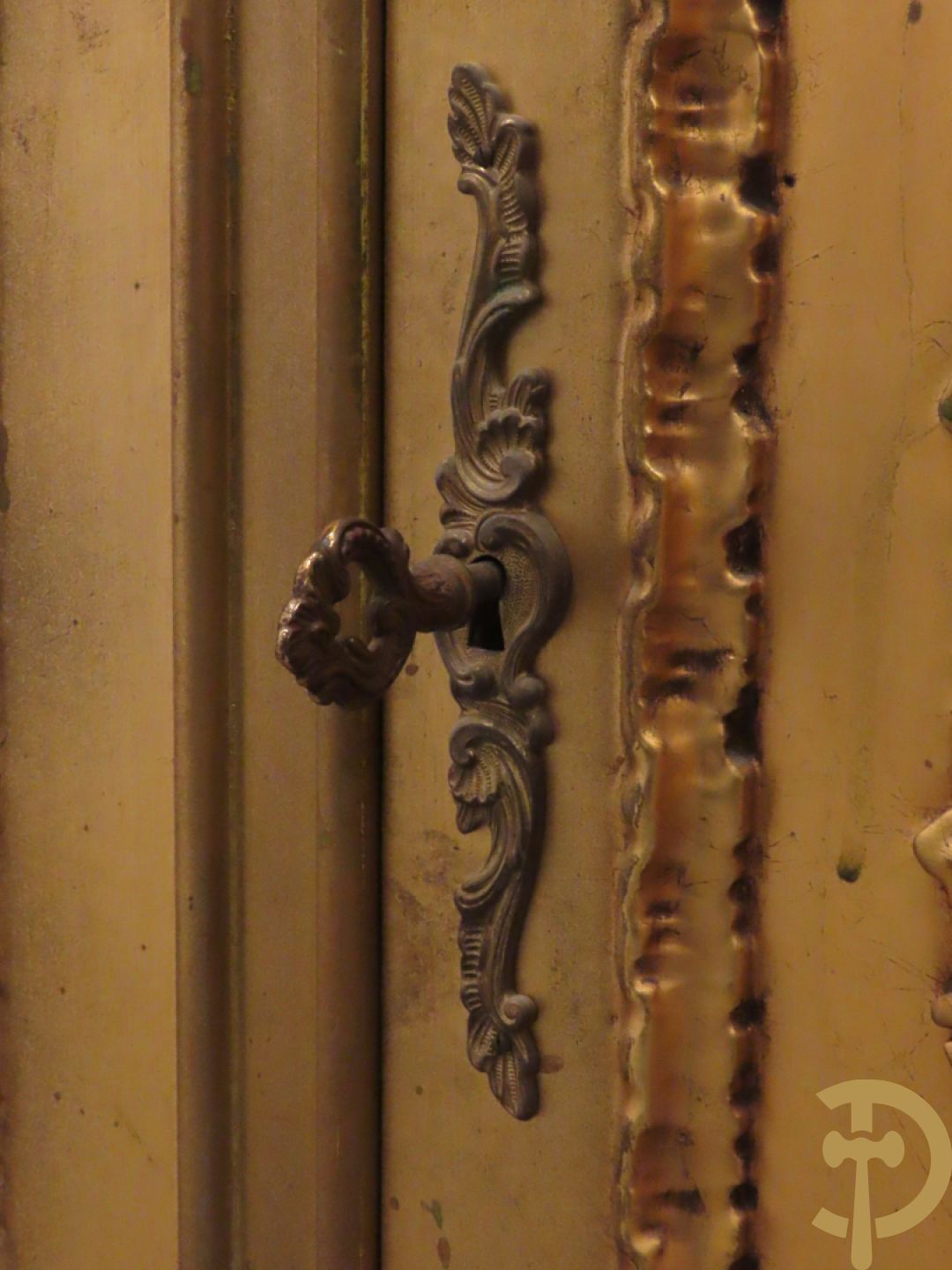 Uitzonderlijke vergulde Louis XV eetkamer bestaande uit vijfdeursdressoir met voluutvormige accanthusranken en rocailles, beschilderd met bloemenmotieven en centraal tafererel met hoornen des overvloeds + bijhorende spiegel vergulde tafel op voluutvormige poten met zes bijhorende stoelen + vitrine met accanthusranken en centrale deur, op voluutvormige poten