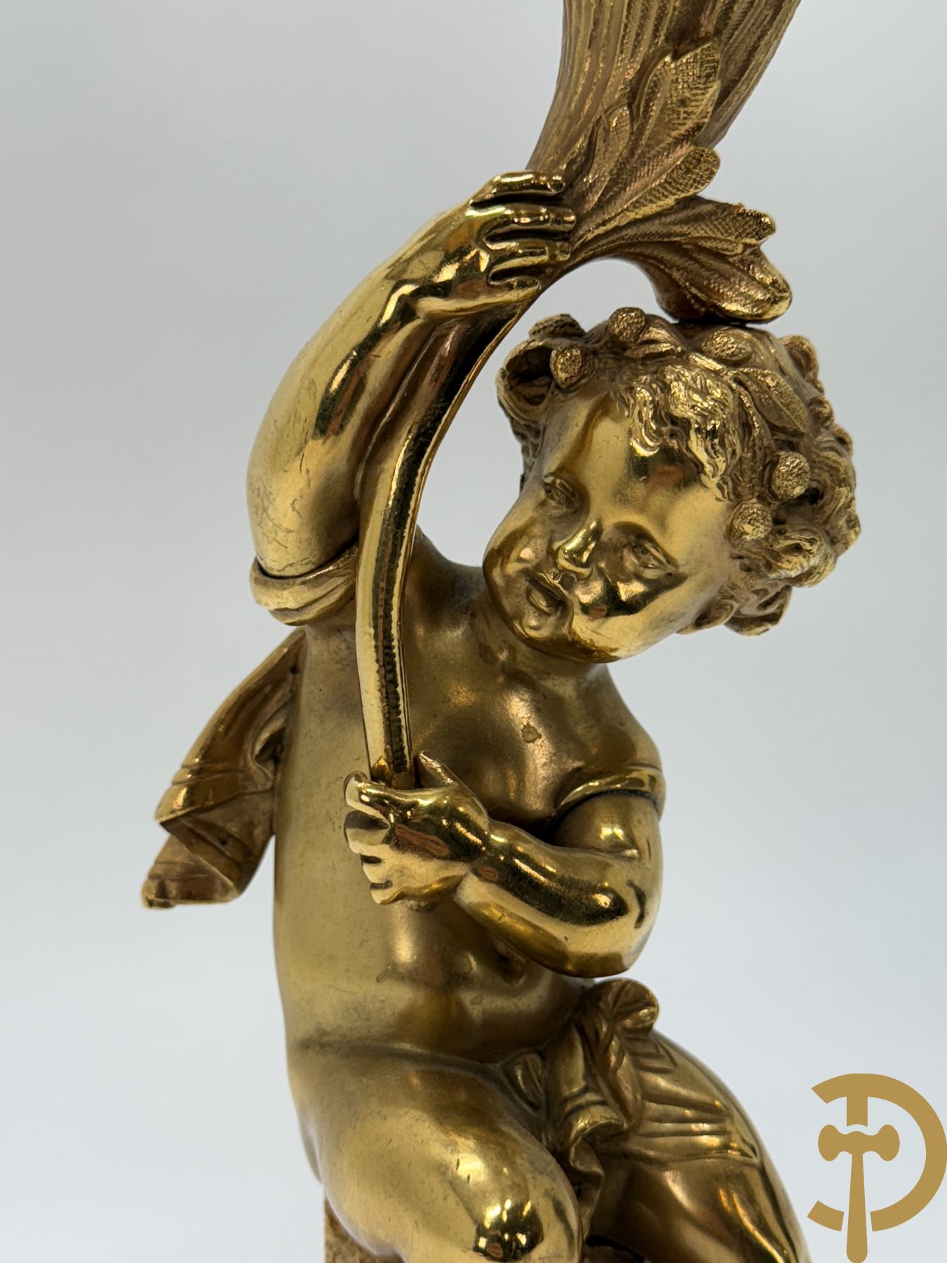 Driedelige bronzen garnituur met cupido