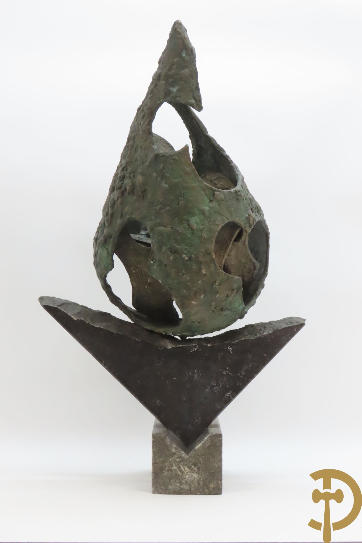 LAMPENS Mark getekend op arduinene sokkel - Kegelvormige bronssculptuur met grillig rolwerk