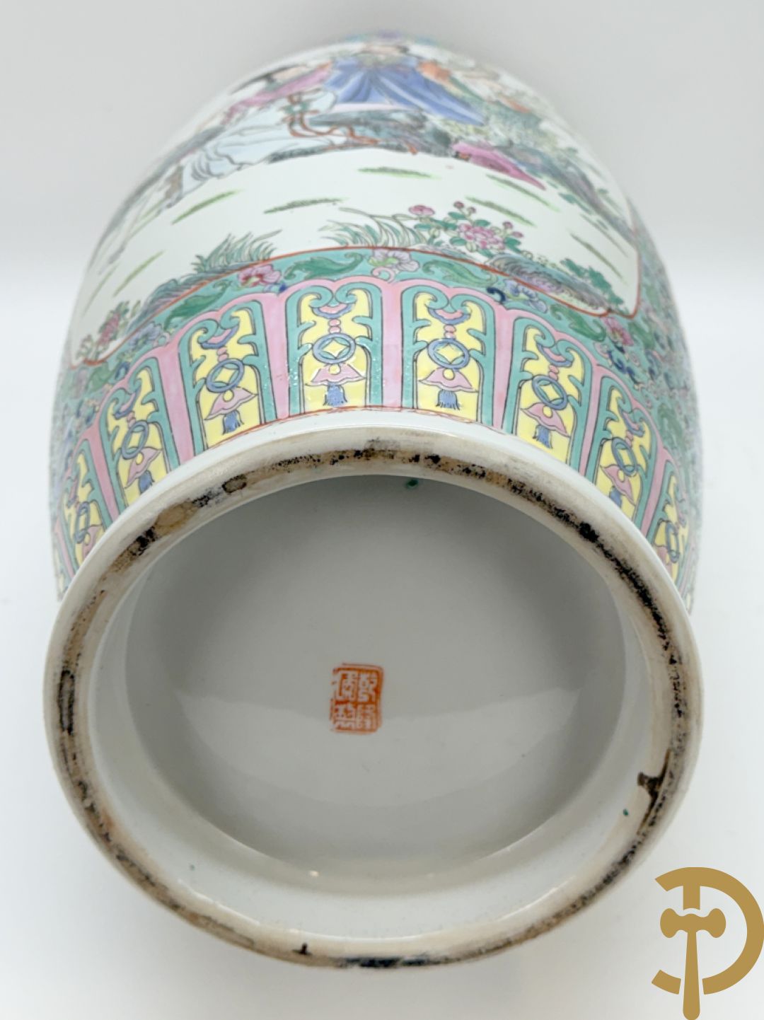 Paar Chinese vazen met geishadecor, rondom bezet met bloemen