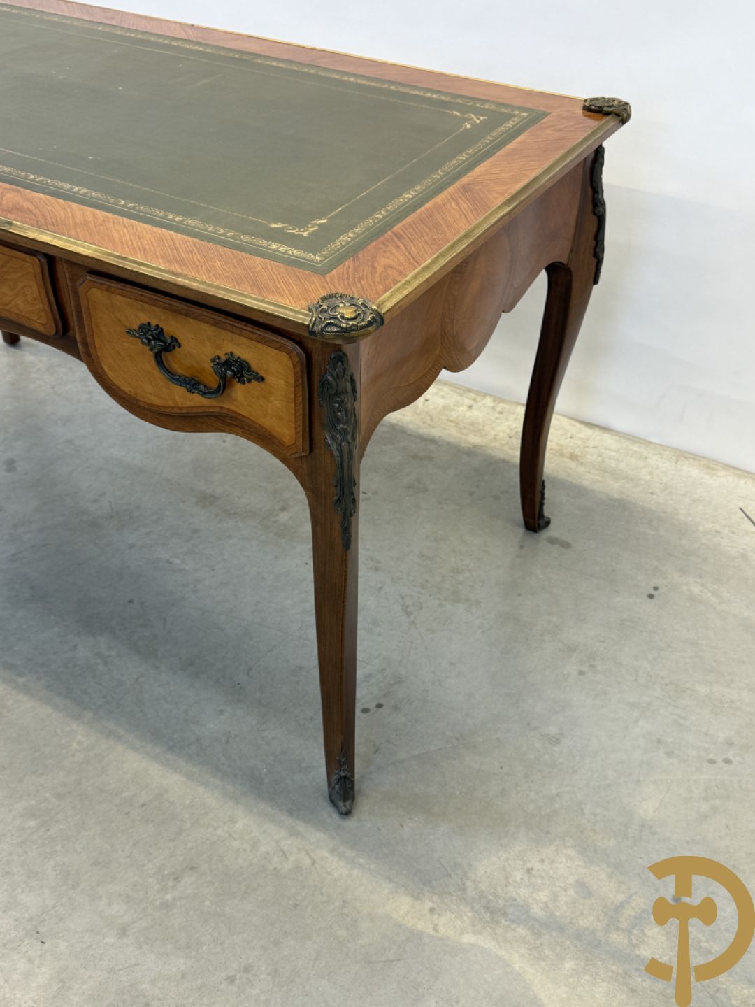 Notelaren Louis XV bureau met lederen blad, 3 lades  en bronsbeslag op voluutvormige poten