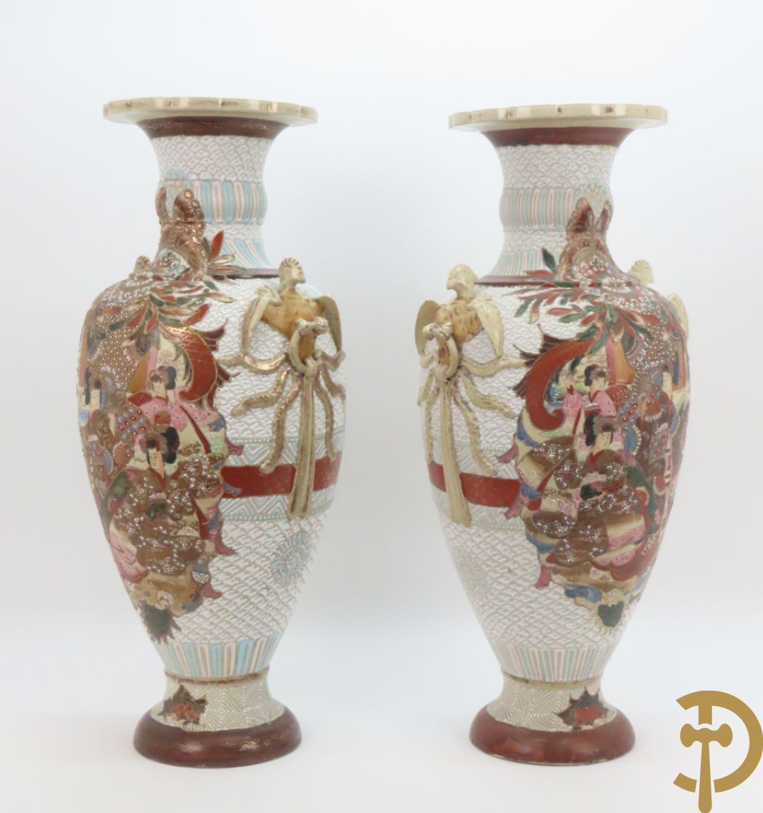 Paar Japanse Satsumat vazen met kijgerdecor en geanimeerde scènes, zijdelings met vogels bezet