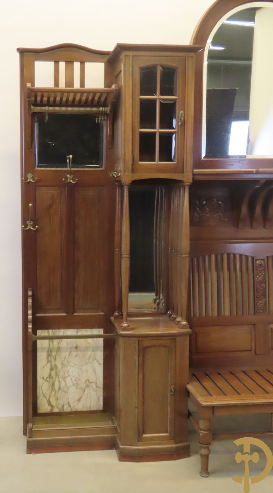 Notelaren Art Deco bank met étagère en paraplustaanders - centraal met spiegel