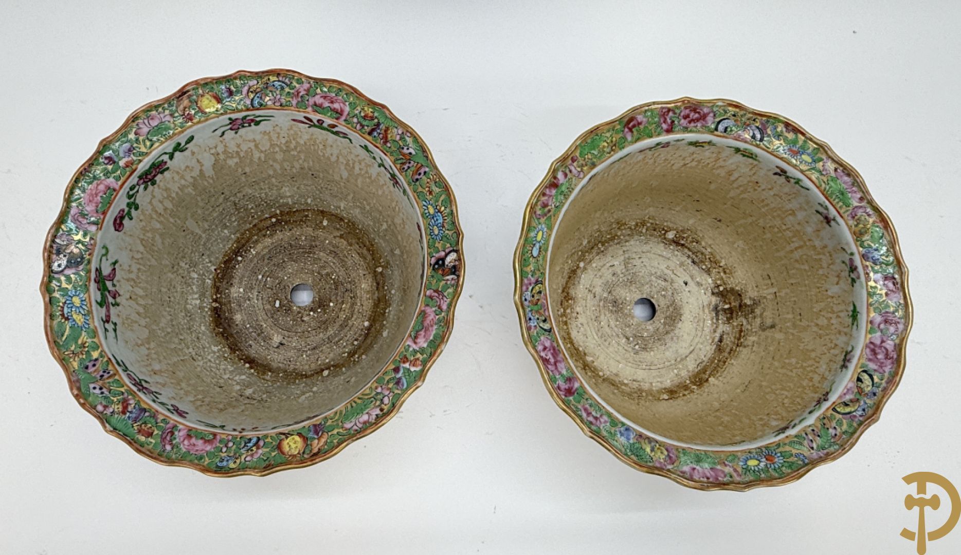 Paar Chinese porseleinen Kanton cachepots met geanimeerd decor