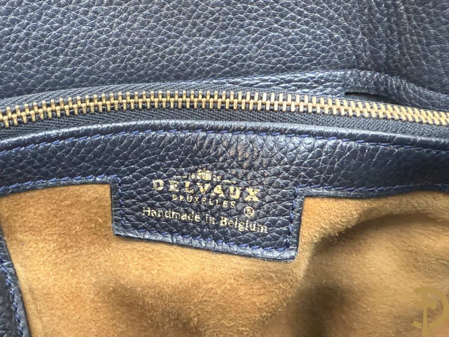 Blauw gekorreld lederen schoudertas model Le Calicot en openklapbare geldbeugel, Delvaux,