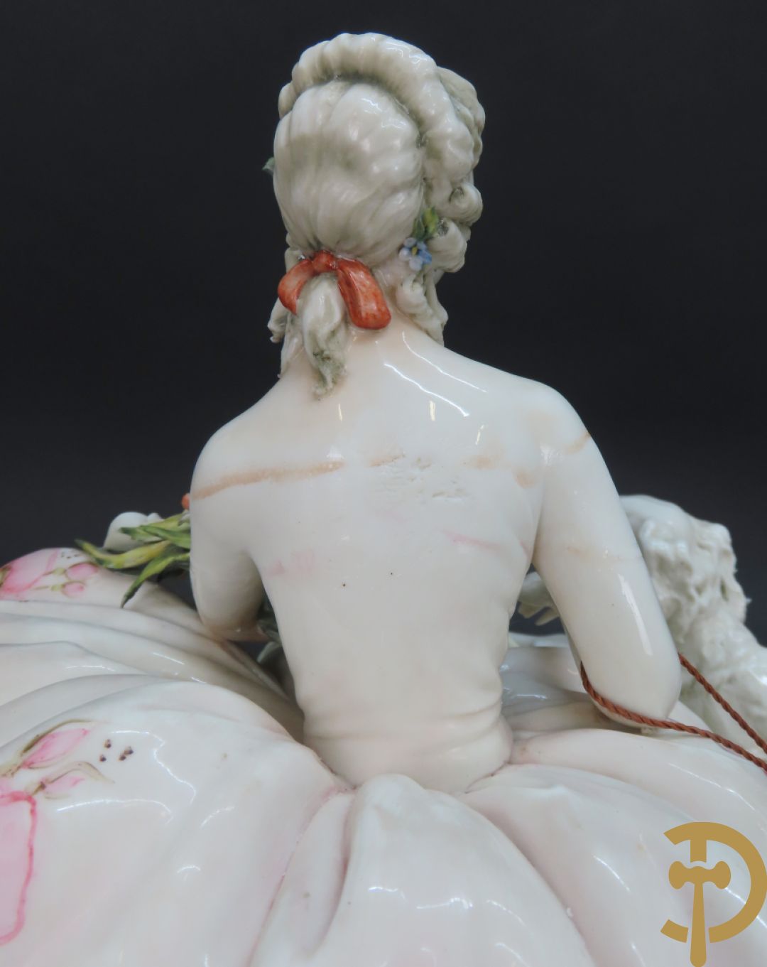 Italiaans porseleinen sierbeeld van zittende dame met 2 windhonden, L. Cazzola getekend en Capo di Monte gemerkt achteraan