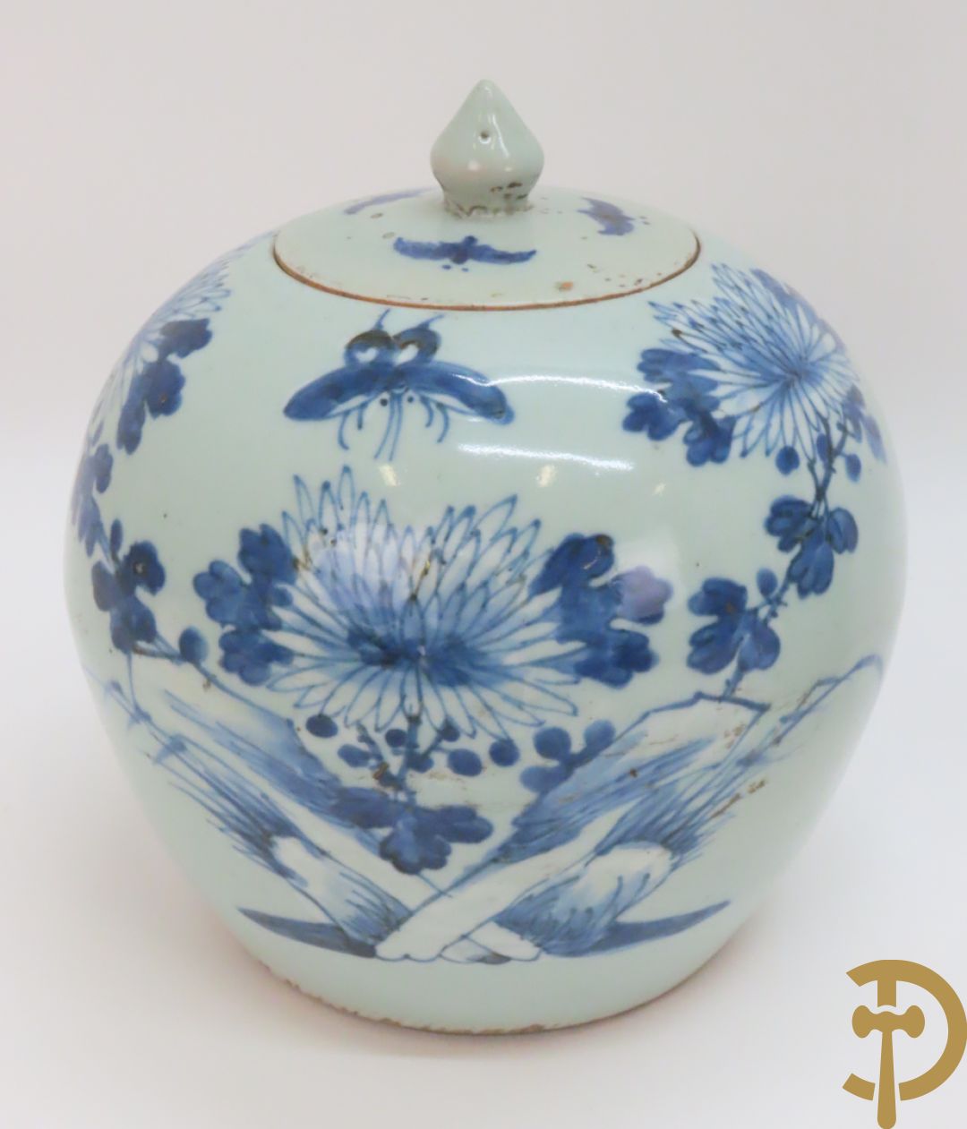 Porseleinen Chinese vaas met bloemendecor + potiche met bloemendecor + tabakspot