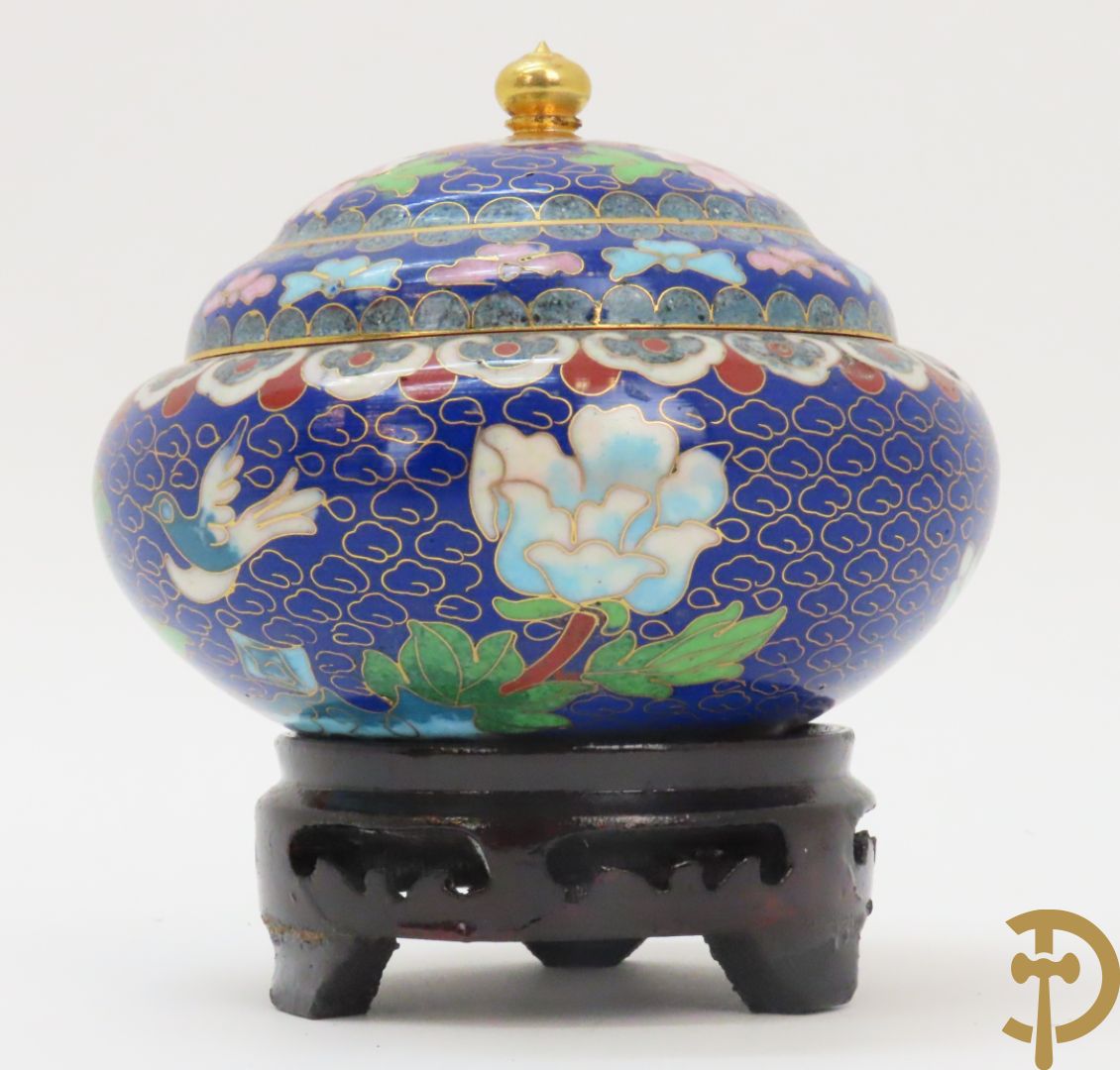 Potiche in cloisoné techniek met decor van draken en olifanten + blauwe cloisoné vaas met bloemendecor op sokkel + kleine cloisoné cachepot + cachepot met drakendecor