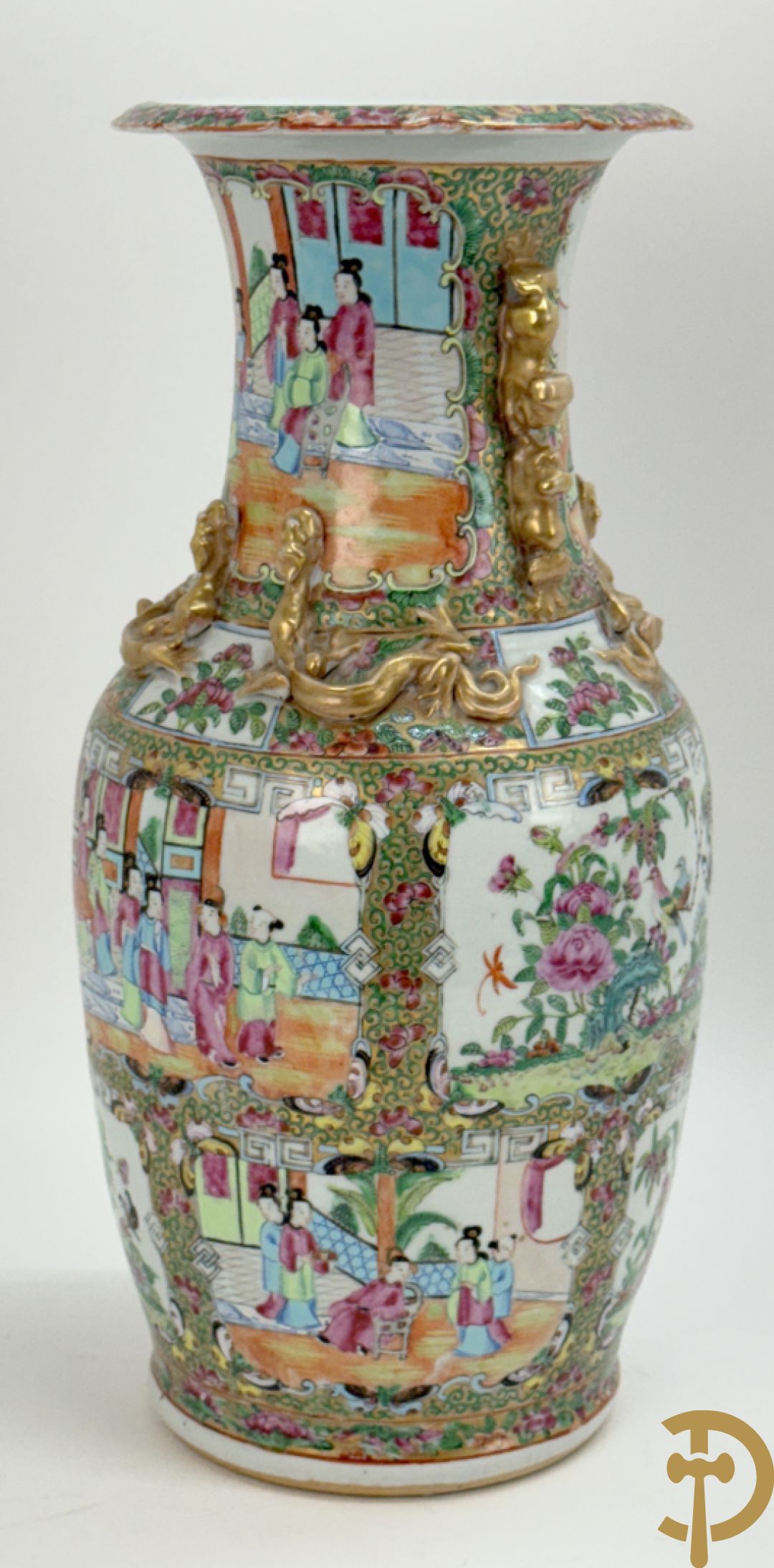 Chinese porseleinen Kanton vaas met geanimeerde taferelen en natuurdecor