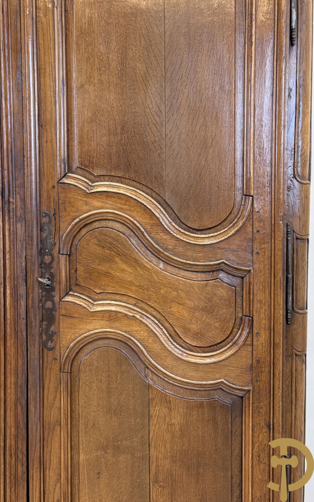 Massief eiken tweedeurskast met afgestoken panelen en gezwaaide moluren