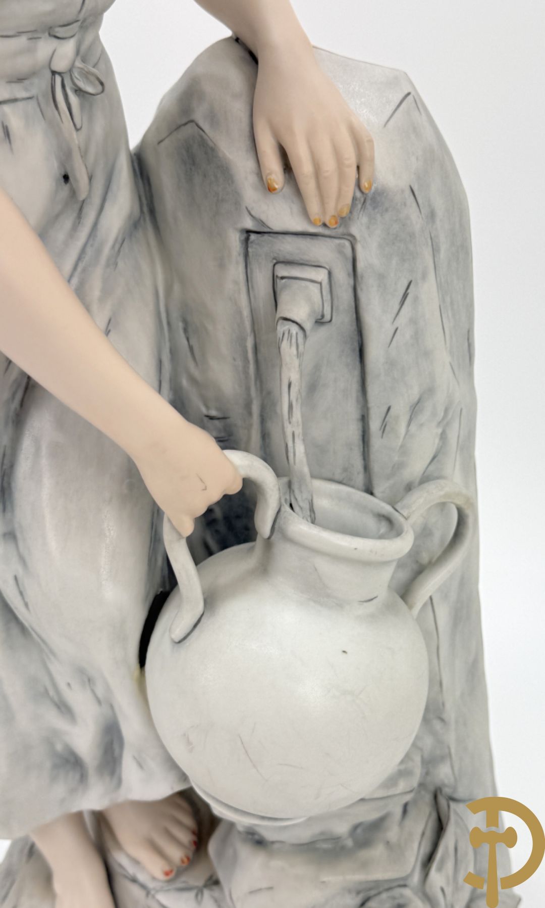 Paar Royal Dux beelden van koppel bij de waterbron, nummers 10563 en 10564