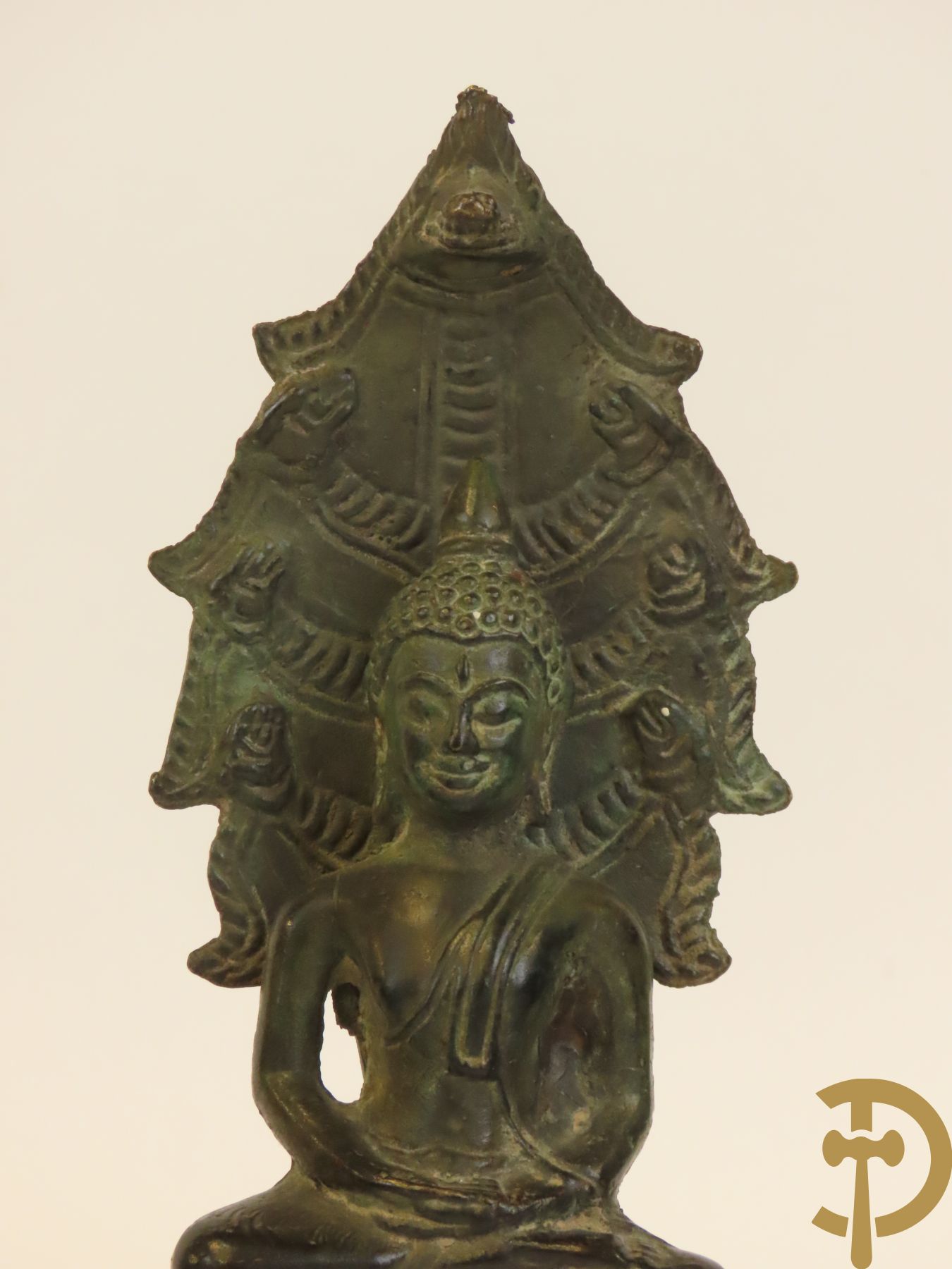 Aziatica bestaande uit bronzen zittende boedisatsvat onder boom, 2 bronzen olifanten met Indische figuren, bronzen zittende boedha, 4 Aziatische houtsculpturen van wijsgeren, Japanse dame in Satsumat en gipsen geknielde geisha