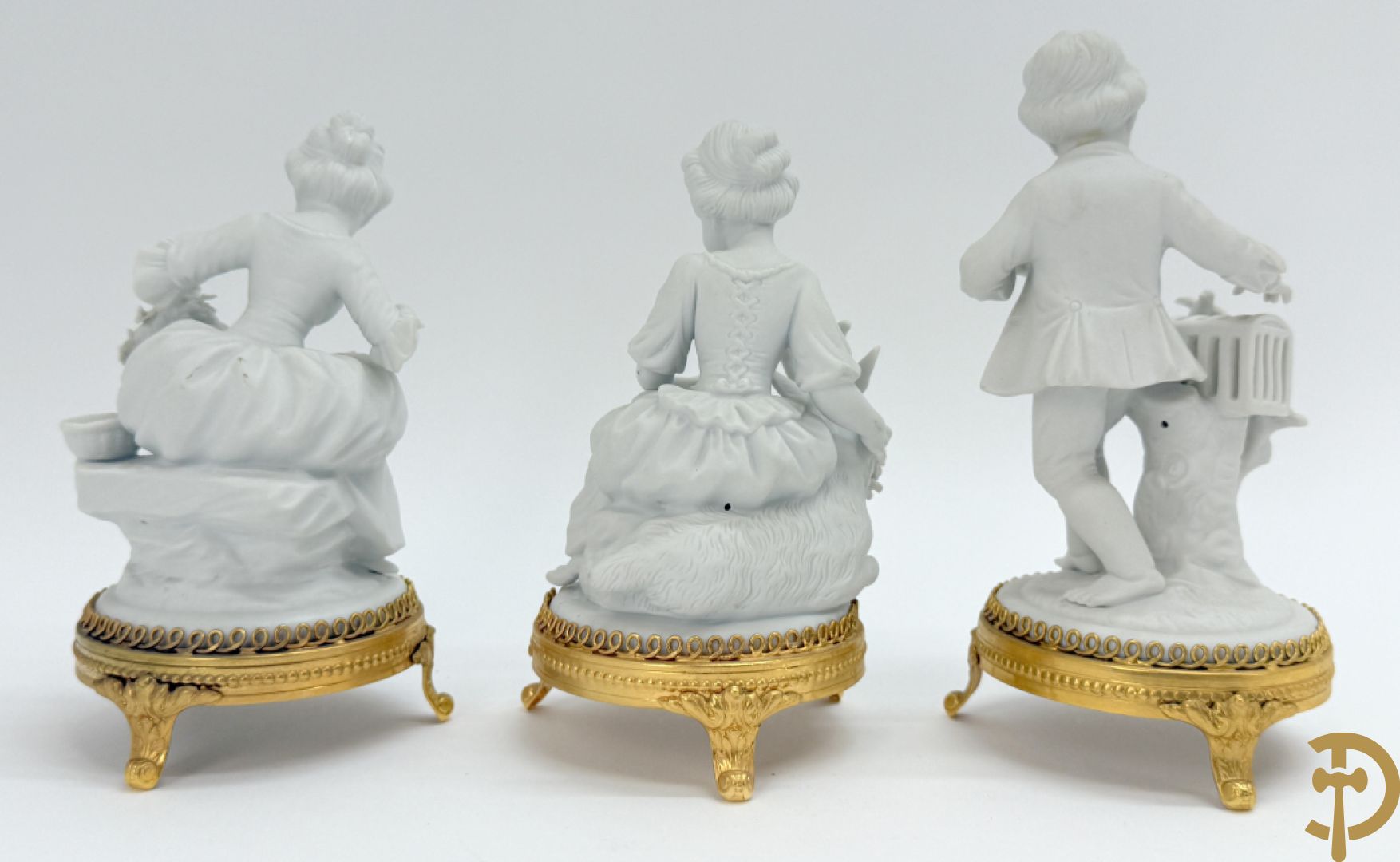 Zeven witte biscuits met voorstelligen van spelende kinderen en engelen op vergulde koperen sokkel, gemerkt Unterweisbach