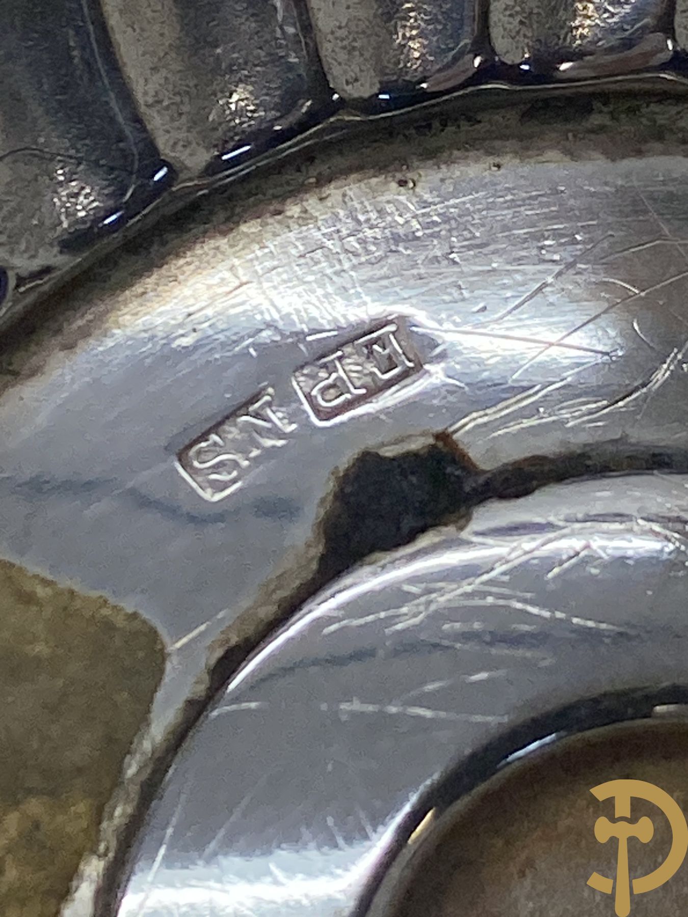 Verzilverd koffiestel MFD & Plated by Reed & Barton 2046 bestaande uit koffiekan, melkkan en suikerpot met ovale medaillons + verzilverde coupe met eekhoorn en rocaille + verzilverde coupe met glas + Verzilverde schenkkan met houten handvat