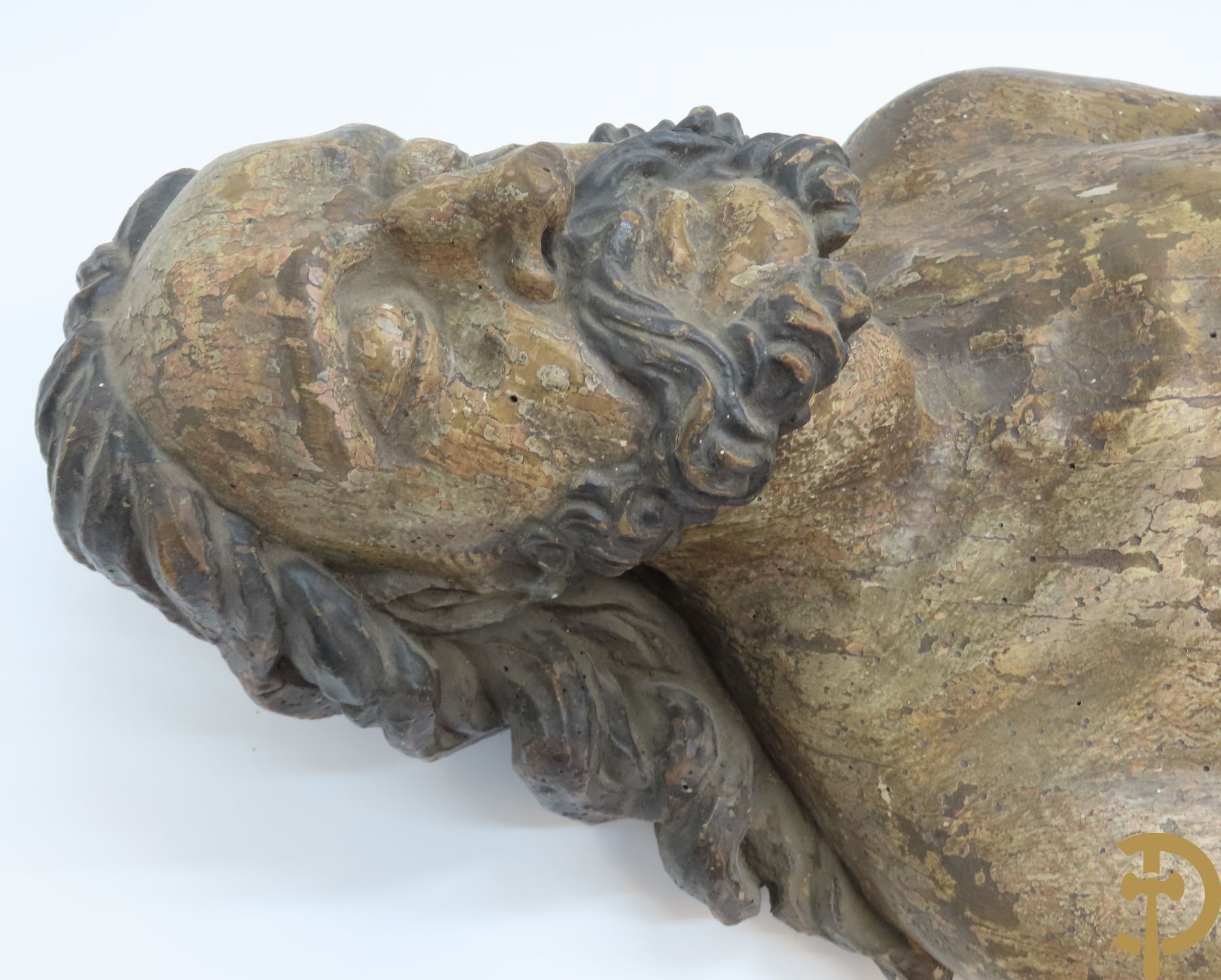 Houtgesculpteerde liggende Christus met lendendoek, mooi gestyleerde haren en baard, polychromieresten, 17e -18e