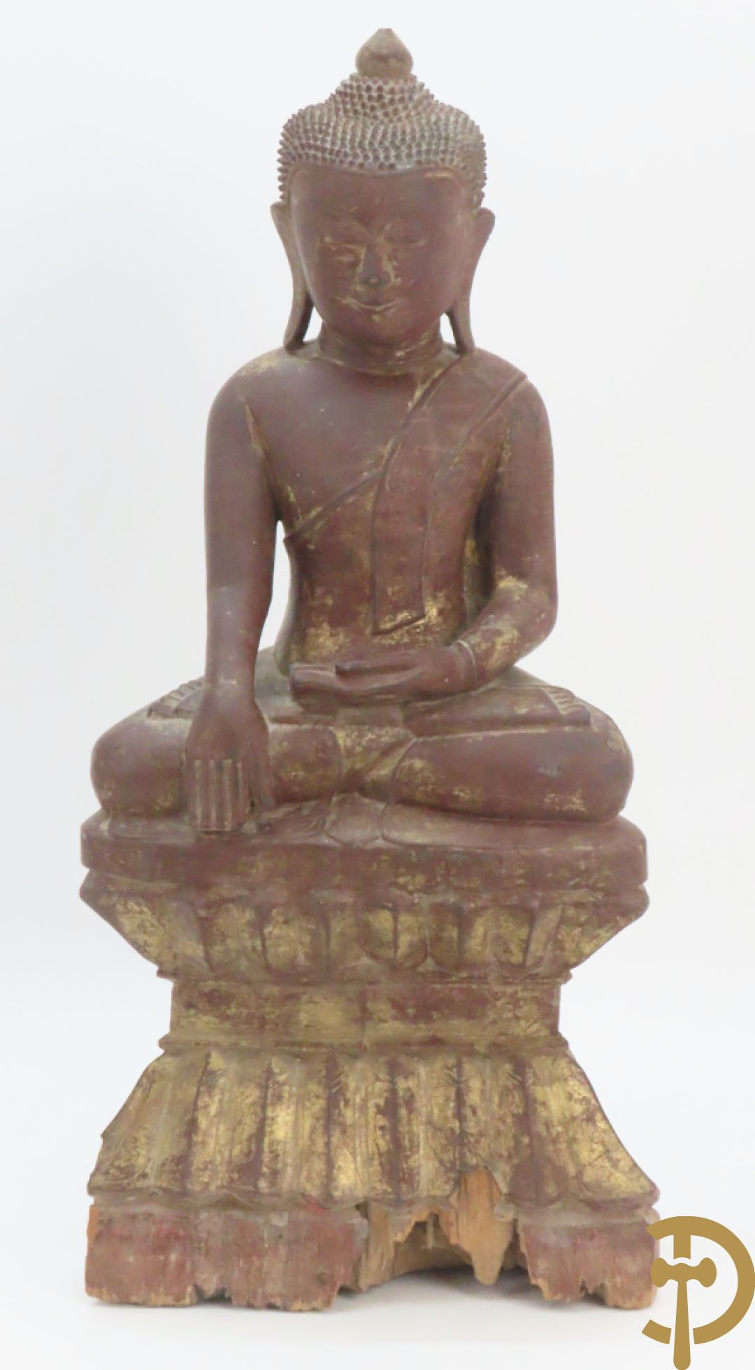 Houtgesculpteerde zittende boedha