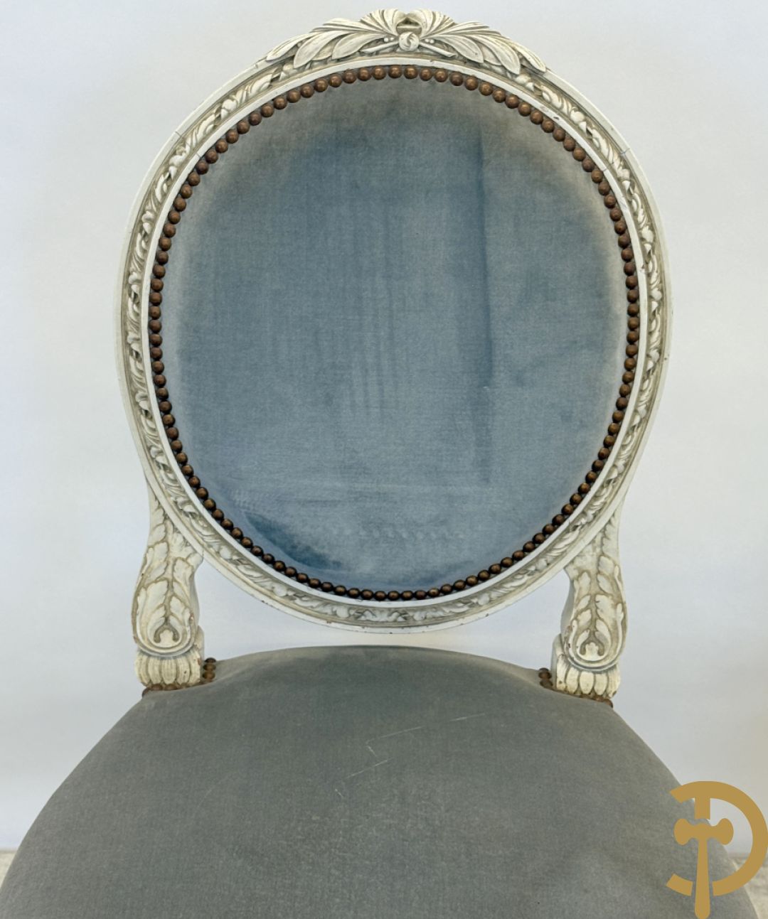 Salonensemble met rocailles, bloemenmotieven en gecanneleerde poten bestaande uit canapé, 2 armzetels en 2 stoelen