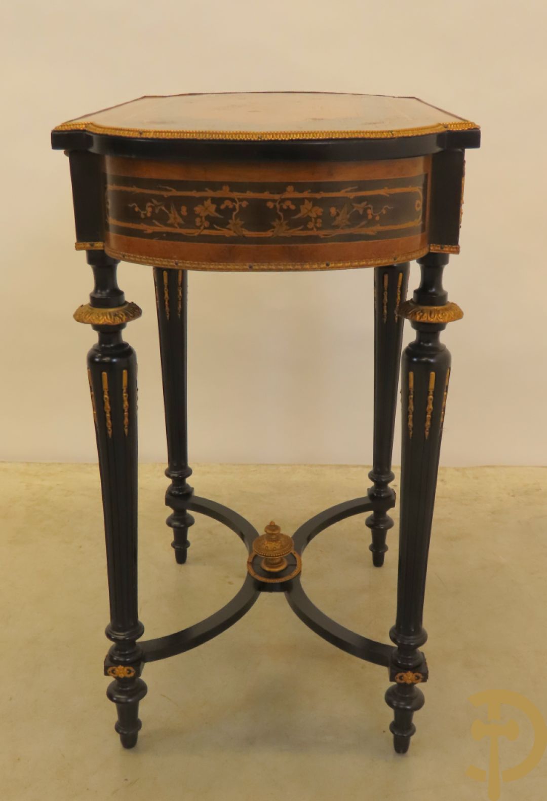 Napoleon III openklapbare opschiktafel/naaitafel met bloemenmarquetterie en amfoor in bovenblad, 19e