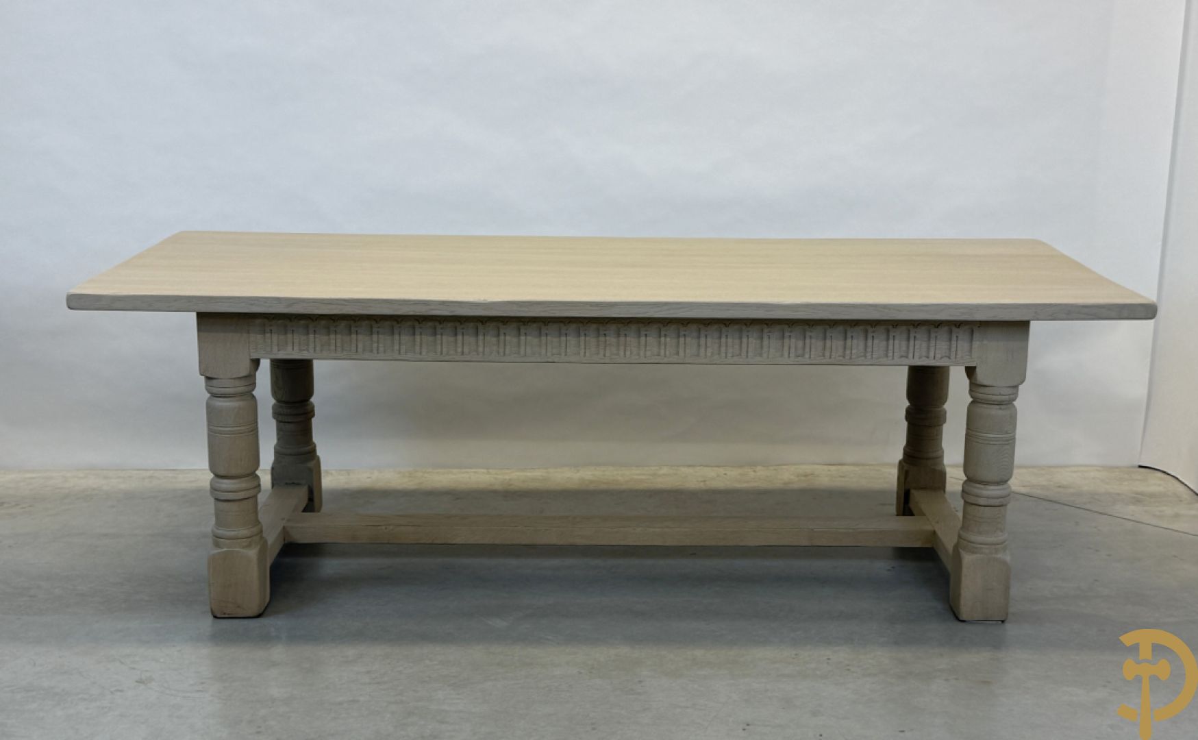 Eiken geceruseerde lange tafel met zijdelingse cannelures op ballusterpoten