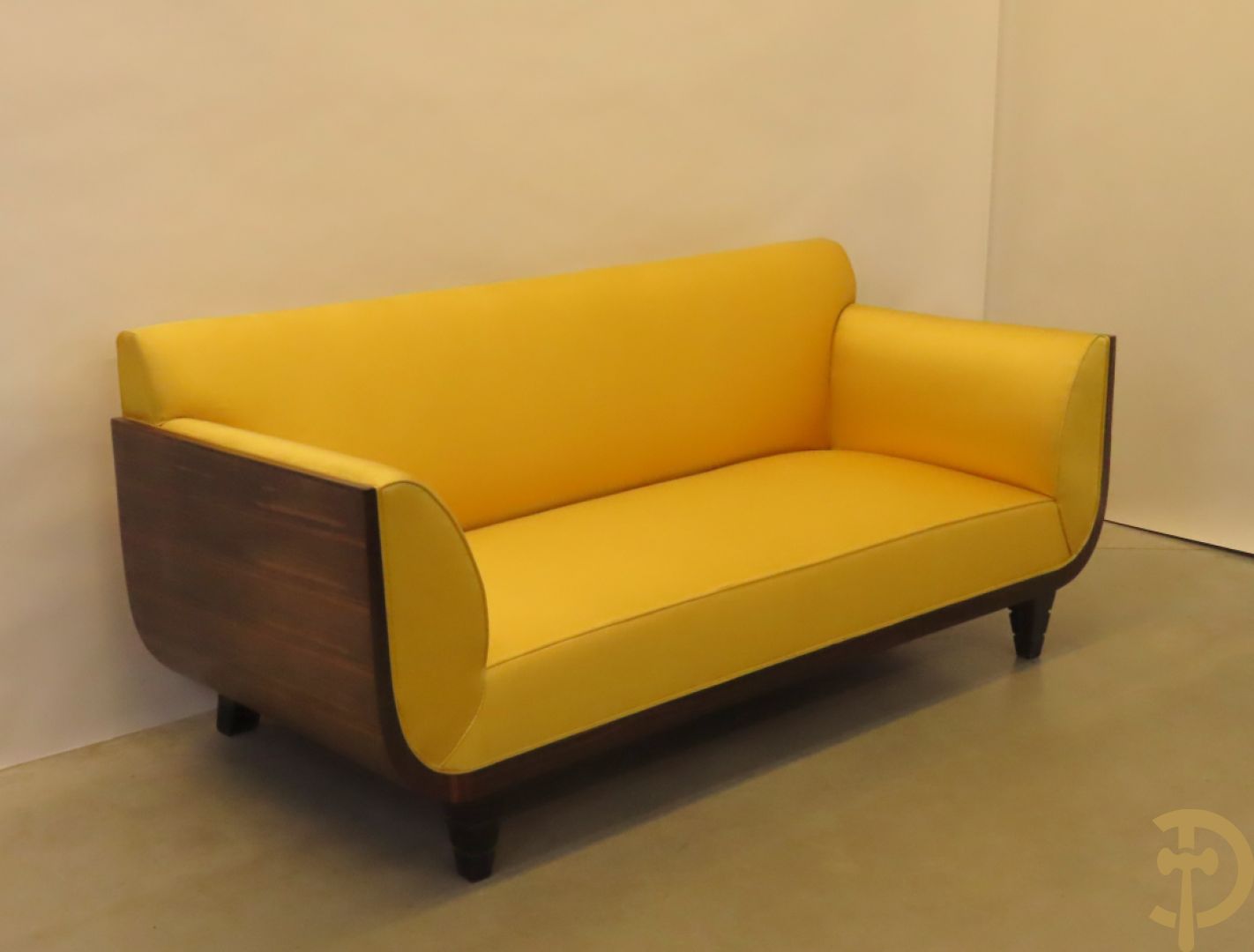 Canapé met gele zijden stof bekleed op palissander chassis, Art deco stijl