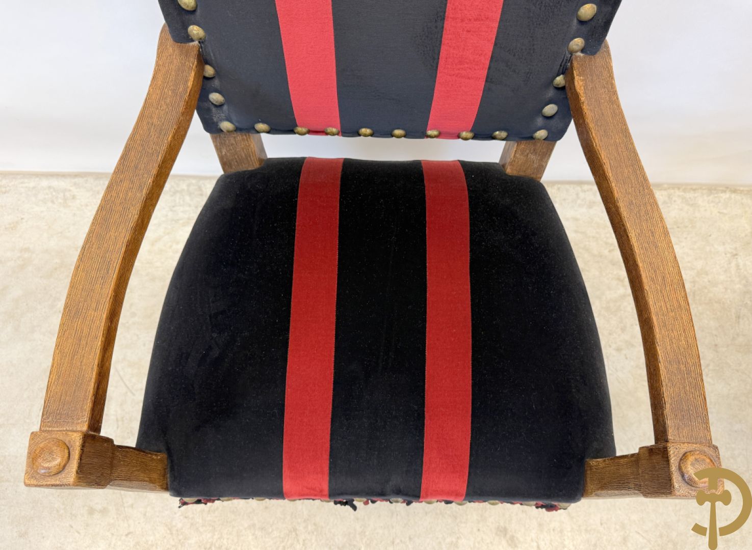 Massief eiken tafel met wangen en smeedijzer verbonden + 6 hoogleunige stoelen + 2 armzetels