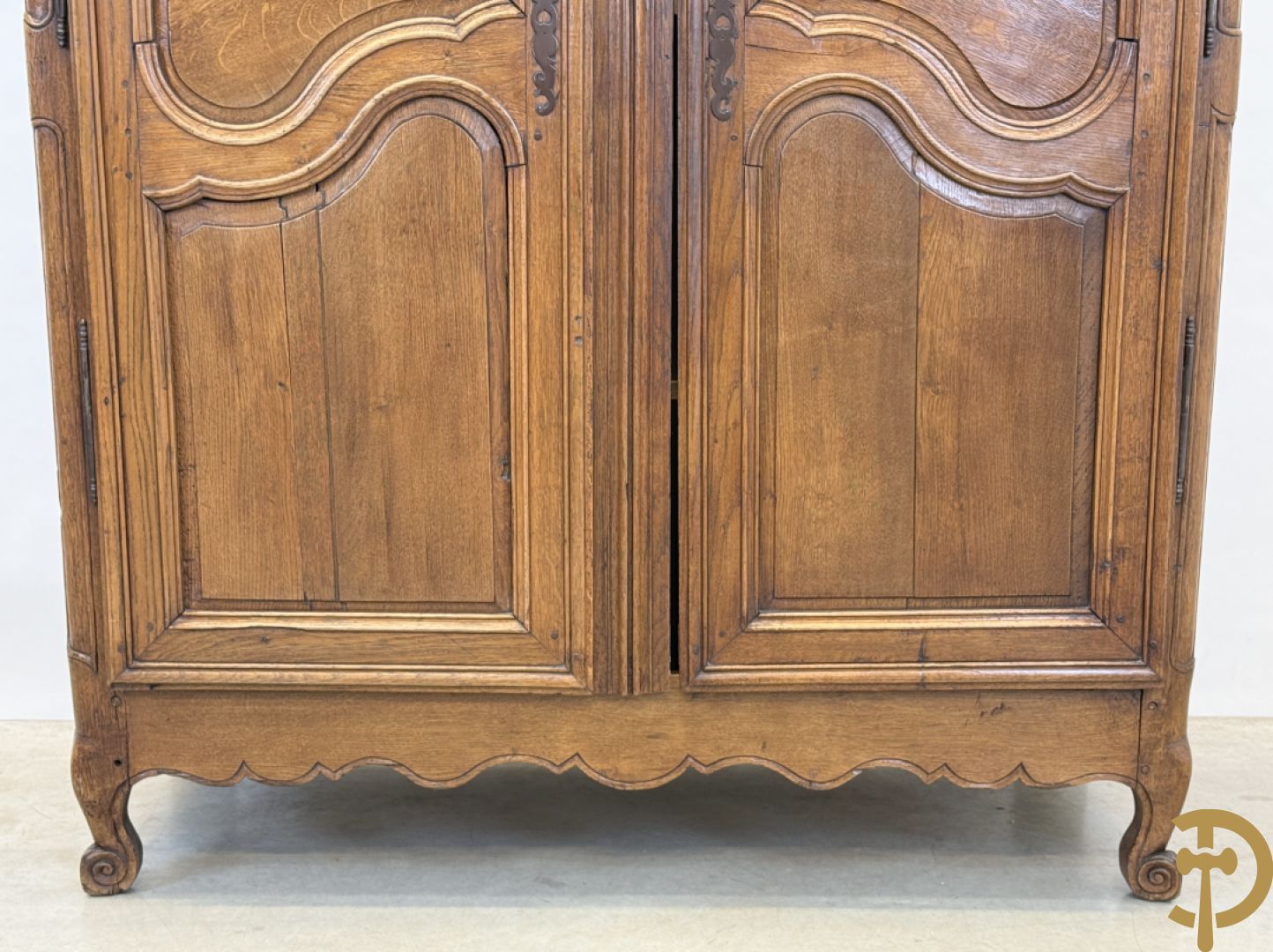 Massief eiken tweedeurskast met afgestoken panelen en gezwaaide moluren