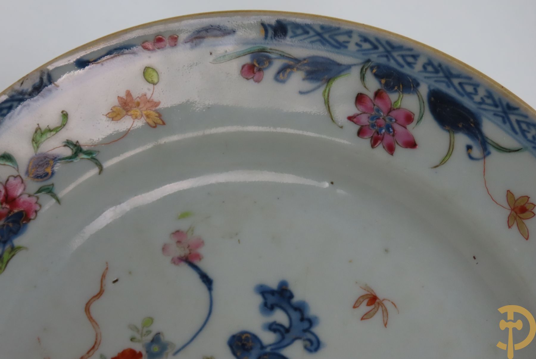 Acht Chinese porseleinen borden w.o. blauw/wit met bloemendecor, 2 blauw/witte borden, 2 Imari borden (1 met ster), 2 porseleinen borden met decor van bloemen in landschap en octagonaal bord