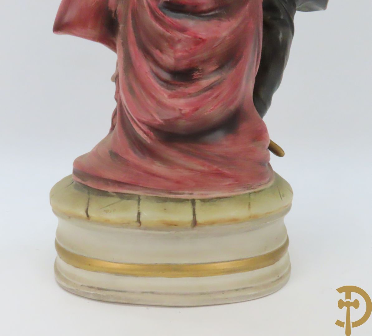 Twee Italiaanse beelden in meerkleurige faience, Cirano de Bergerac