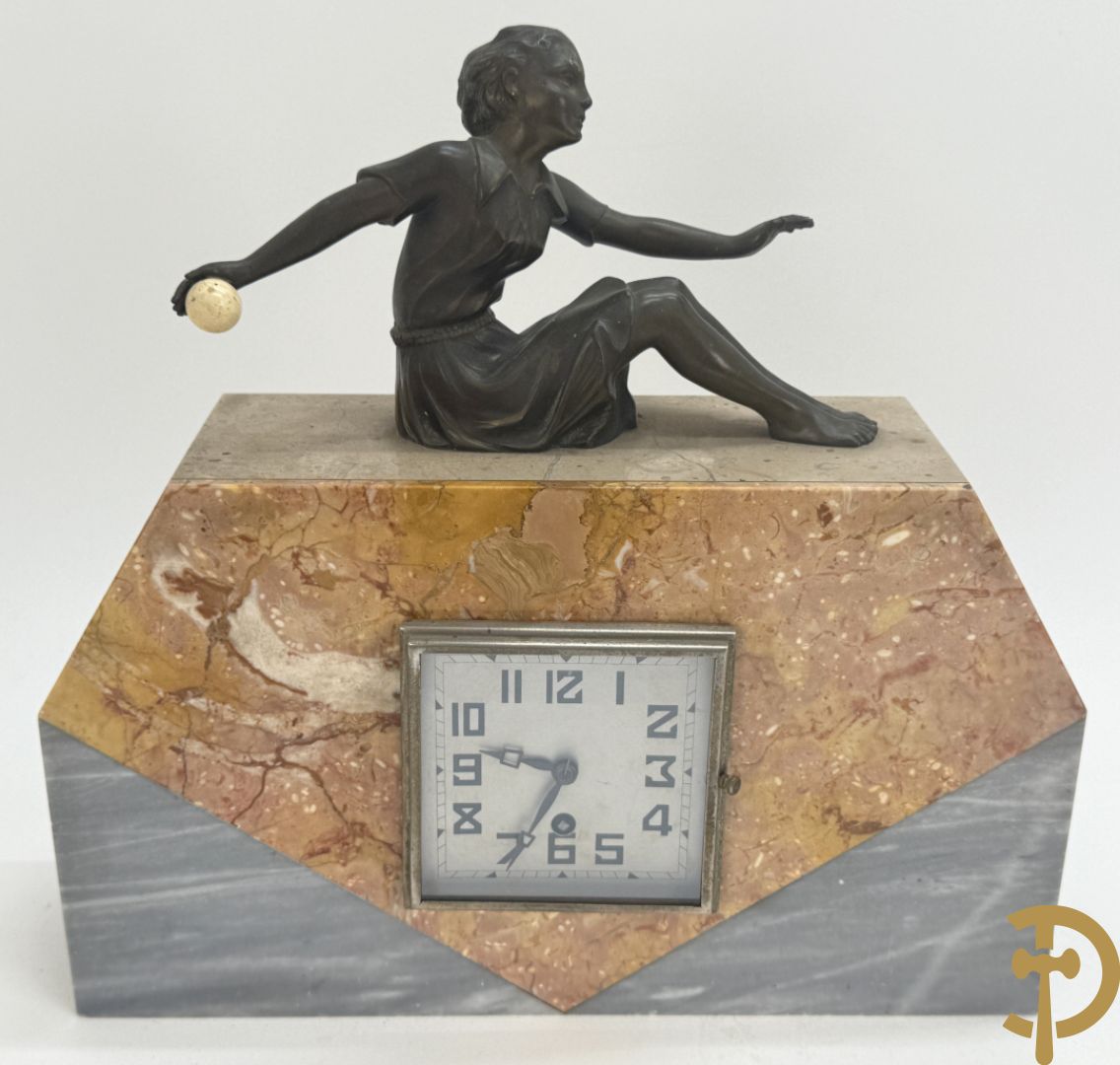 Driedelige marmeren Art deco garnituur, bovenaan bekroond met meisje met bal in zamak - geflankeerd door paar marmeren zijstukken