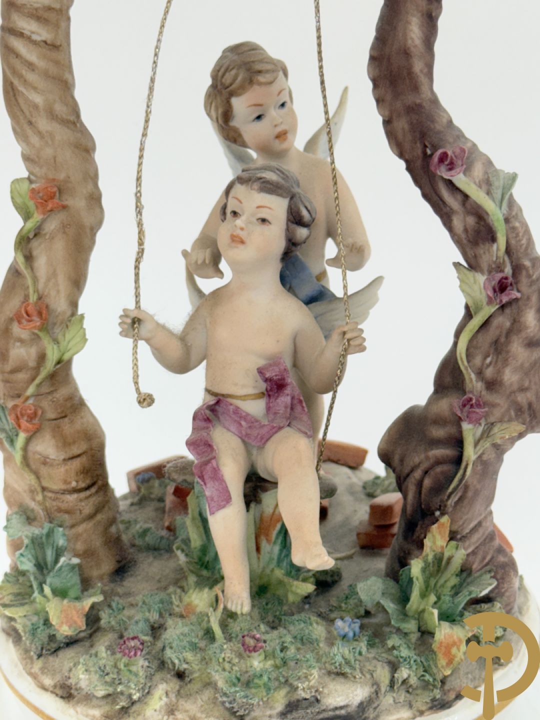 Zes porseleinen groepen Capo di Monte : Paarden met koets, oude man op bank, dame met kinderen, cupido